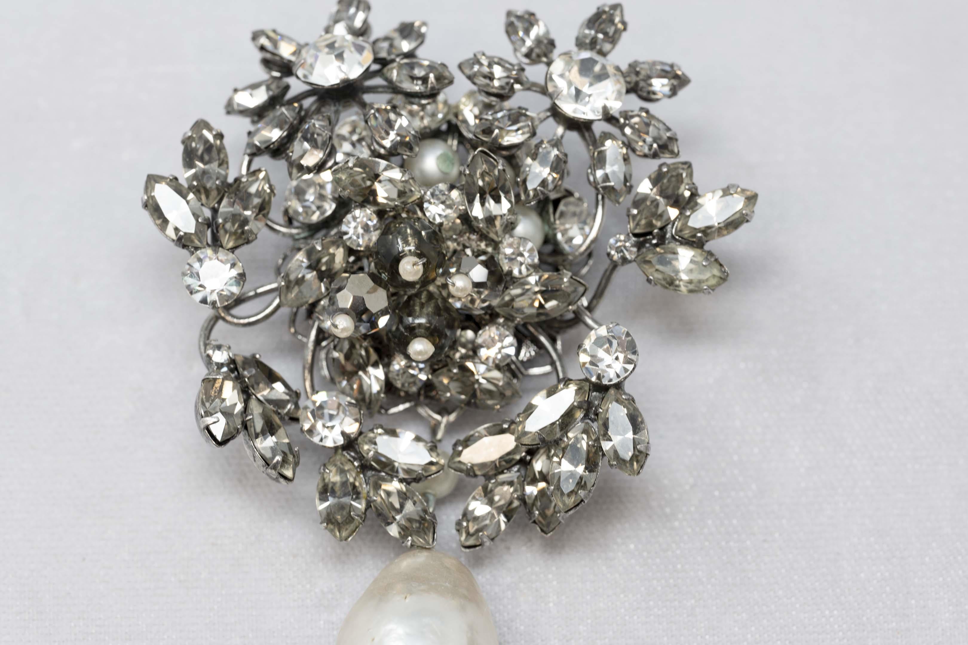 Original by Robert Faux Pearls and Rhinestones Brooch & Clip-On Earrings In Good Condition For Sale In Montreal, QC