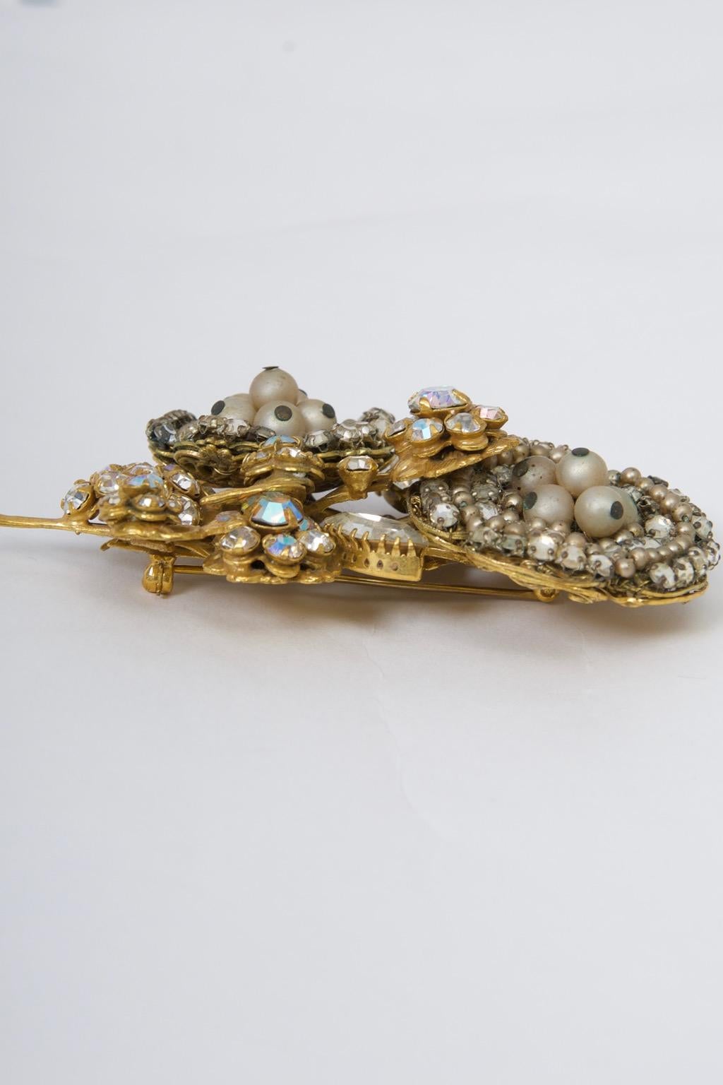 Broche florale originale de Robert avec cristaux et perles Bon état - En vente à Alford, MA