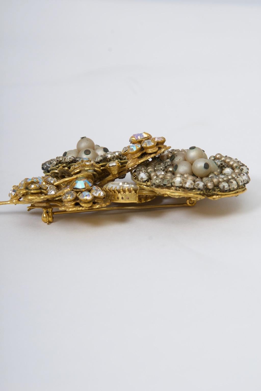 Broche florale originale de Robert avec cristaux et perles en vente 1