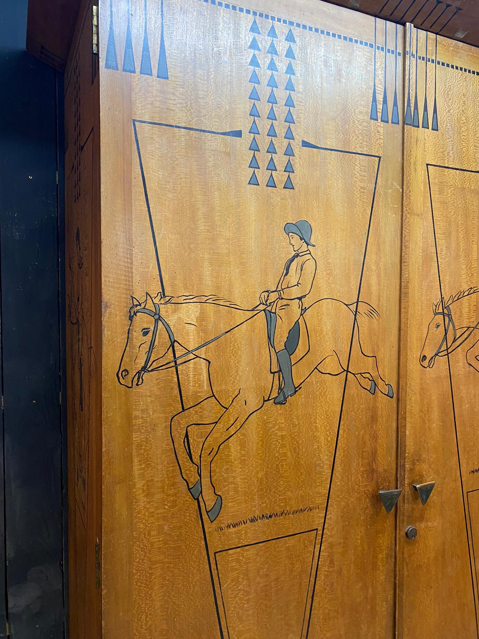 Armoire d'origine décorée de chevaux et de chevaux, début du 20ème siècle Bon état - En vente à Saint-Ouen, FR