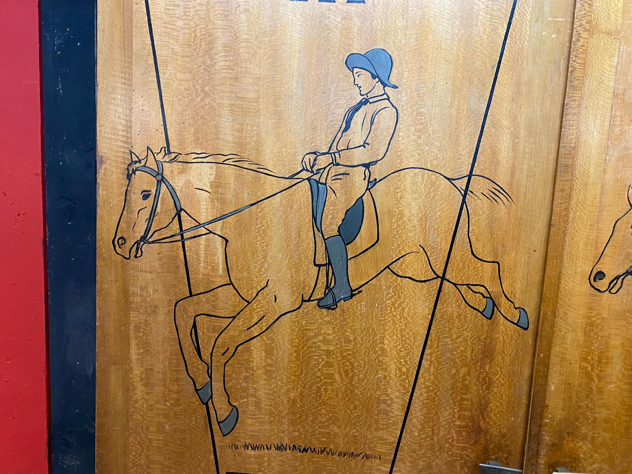 Début du 20ème siècle Armoire d'origine décorée de chevaux et de chevaux, début du 20ème siècle en vente