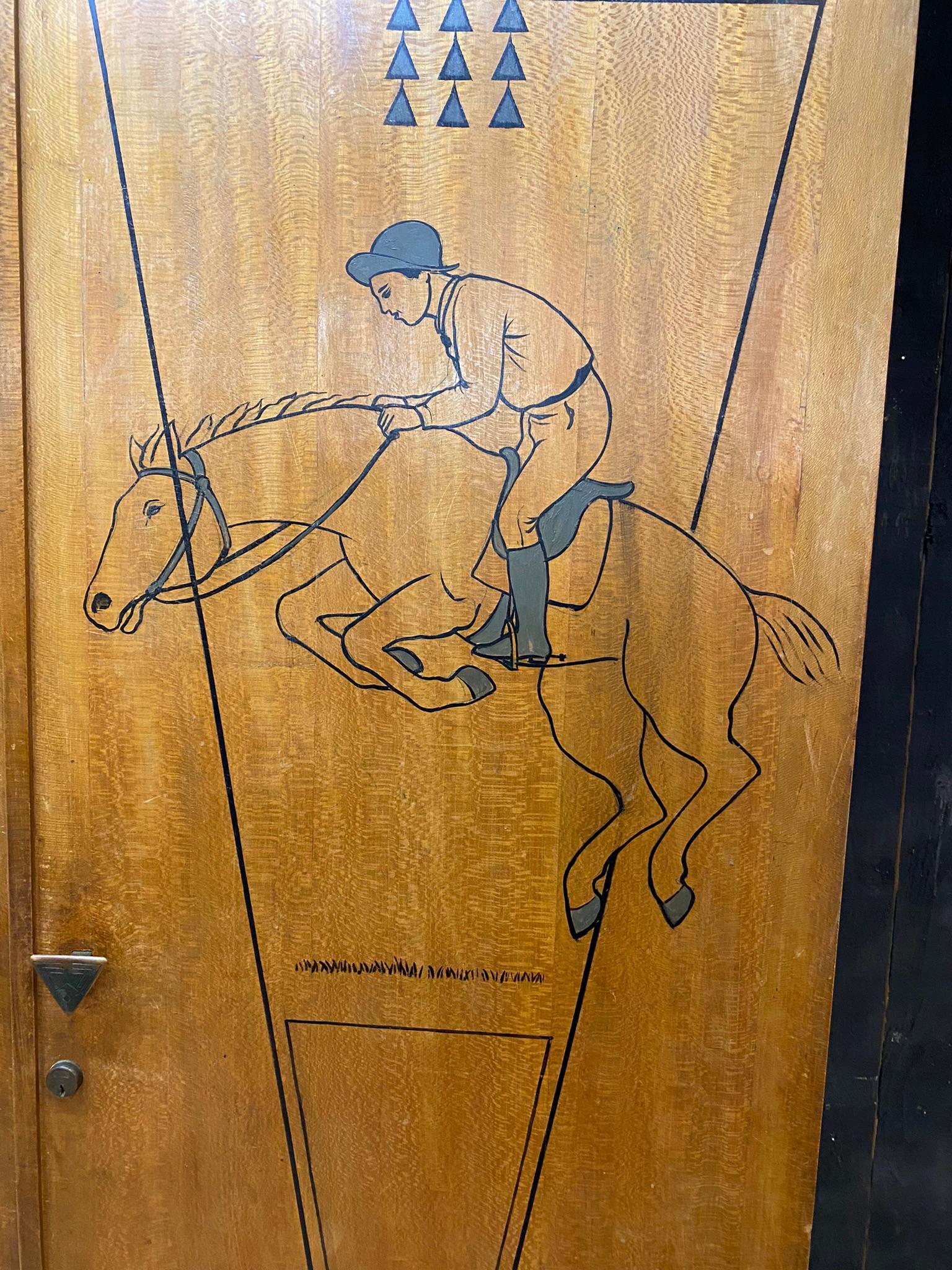 Original-Schrank mit Pferden und Jockeys, dekoriert, frühes 20. Jahrhundert im Angebot 1