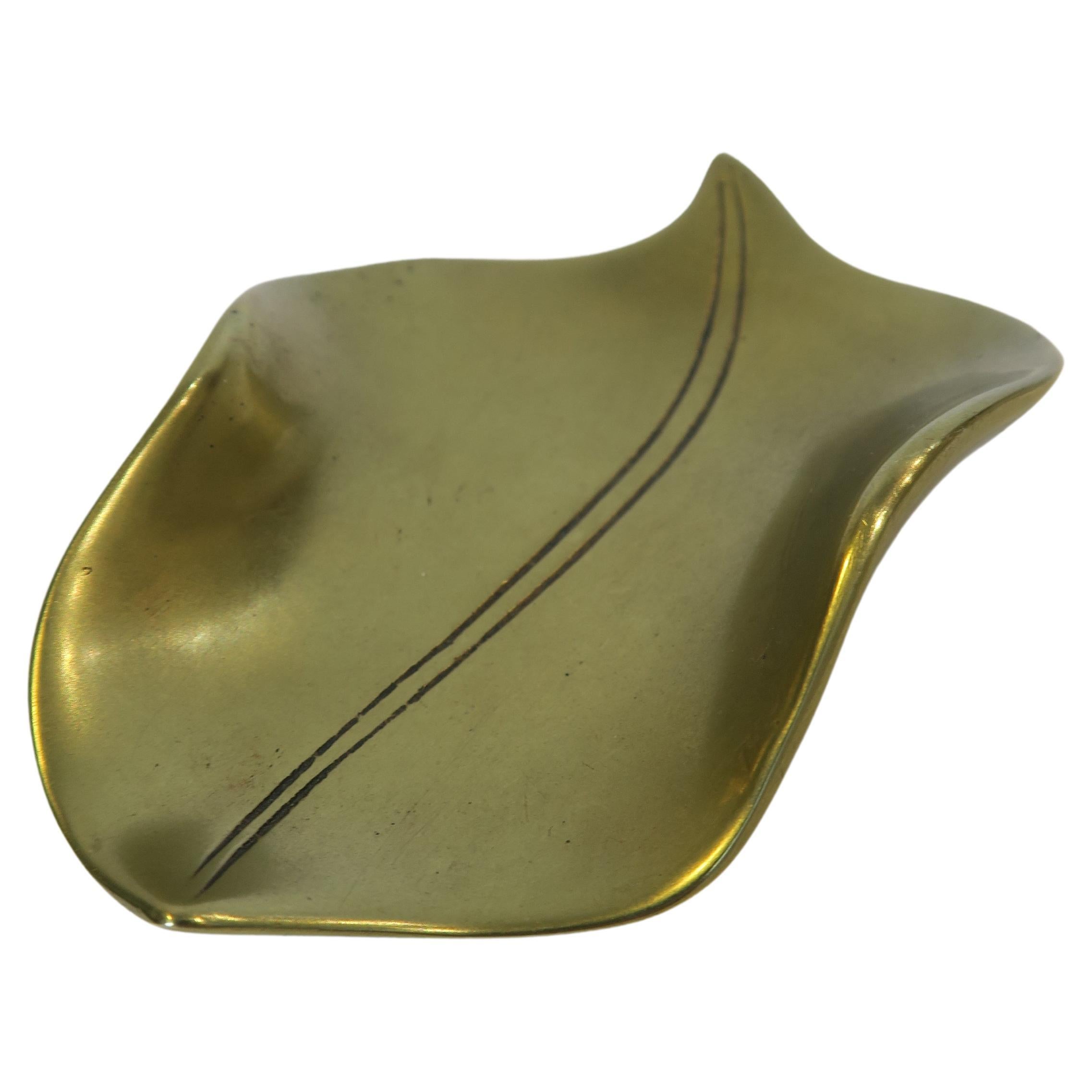 Original Carl Auböck Decorative Brass Dish in the Shape of a Leaf (Plat décoratif en laiton en forme de feuille)