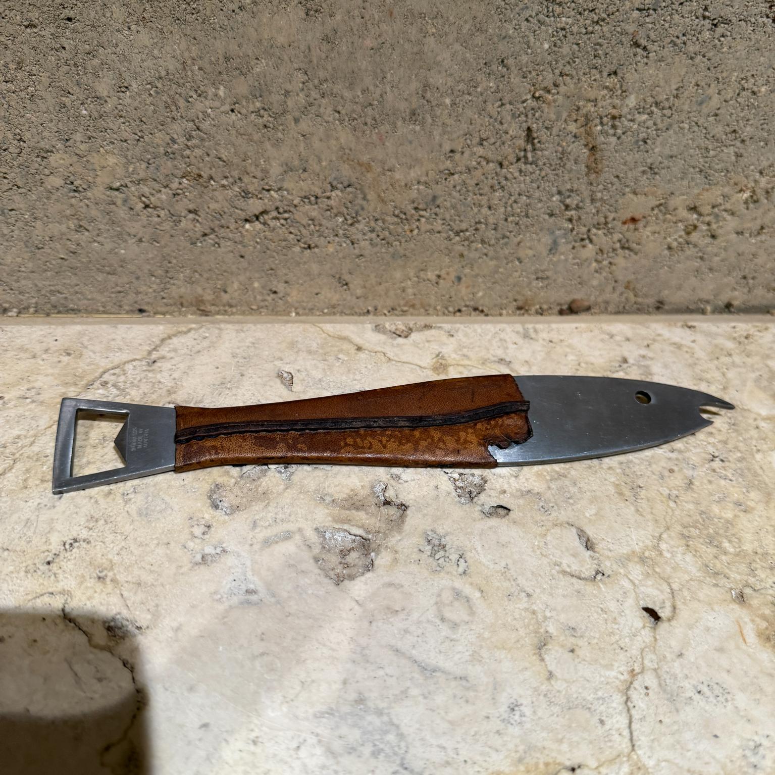 For your consideration, a Carl Aubock bottle opener. Fish shape with leather handle. Stamped AUBOCK. Stainless Steel, MADE IN AUSTRIA.
Stainless steel and leather 
Dimensions: 9.5 long x 1.38 x .25 thick (inches)
Preowned unrestored vintage