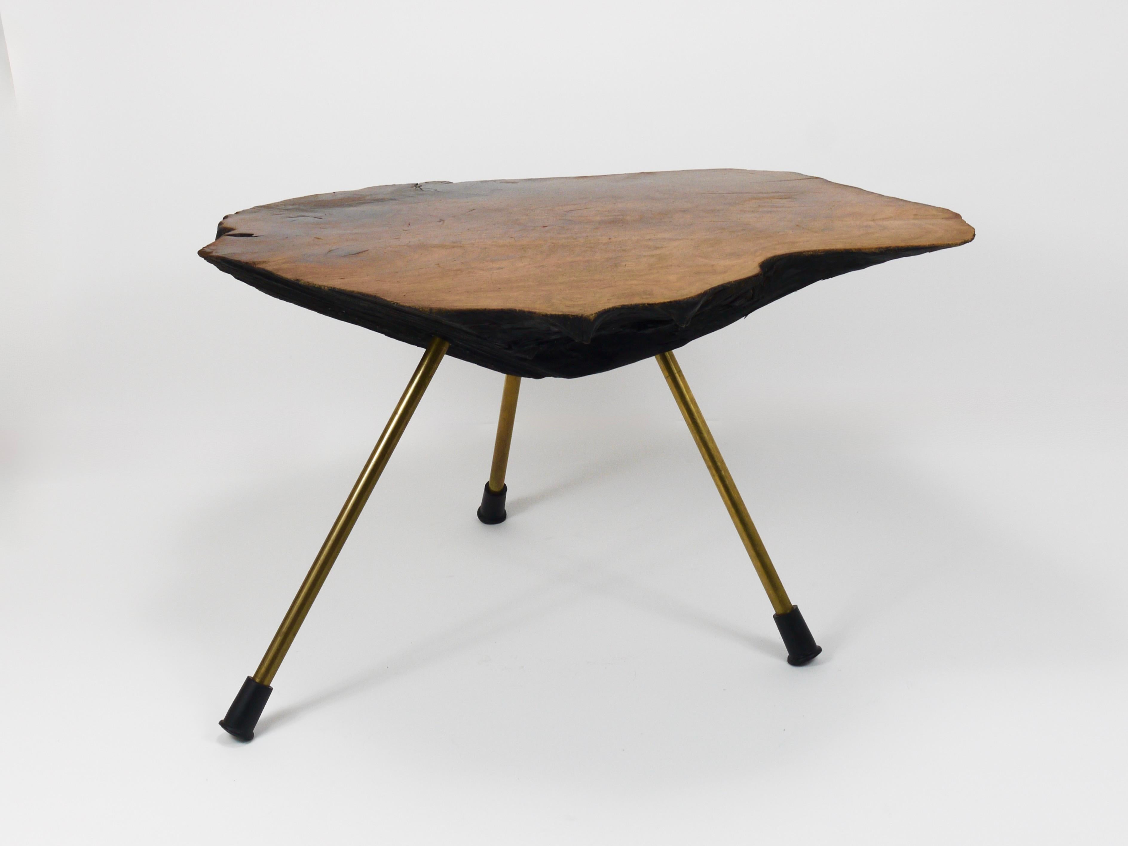 Ottone Tavolino originale Carl Aubock con tronco d'albero in noce, anni '50 in vendita