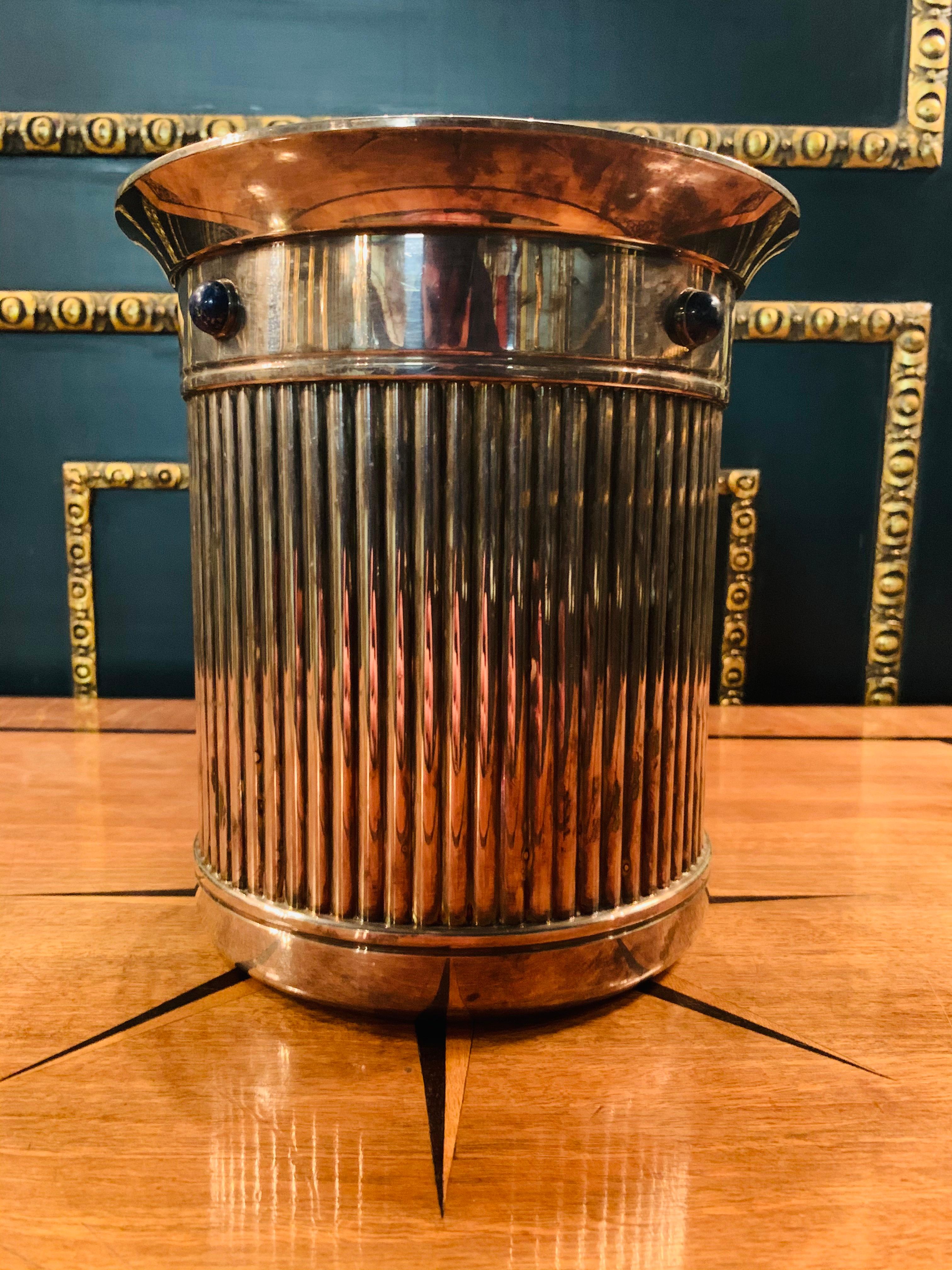 Rarity and nowhere to be found.
Original Cartier ice bucket with insert framed with lapis lazuli stones, silver plated.
Unfortunately one stone is missing.
The ice bucket just needs to be cleaned.


Dimensions:
Height 24 cm
Diameter 22