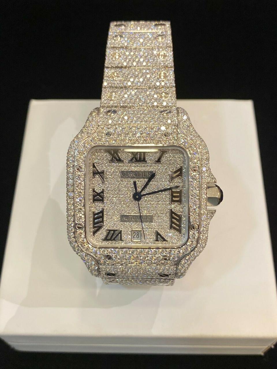 Original Cartier WSSA0018 Men's Santos Large Size With Date Customized F/VS1 24.90 Cts Diamonds.
Complet avec boîte et papier.

Note : Les diamants sont des pièces de rechange.