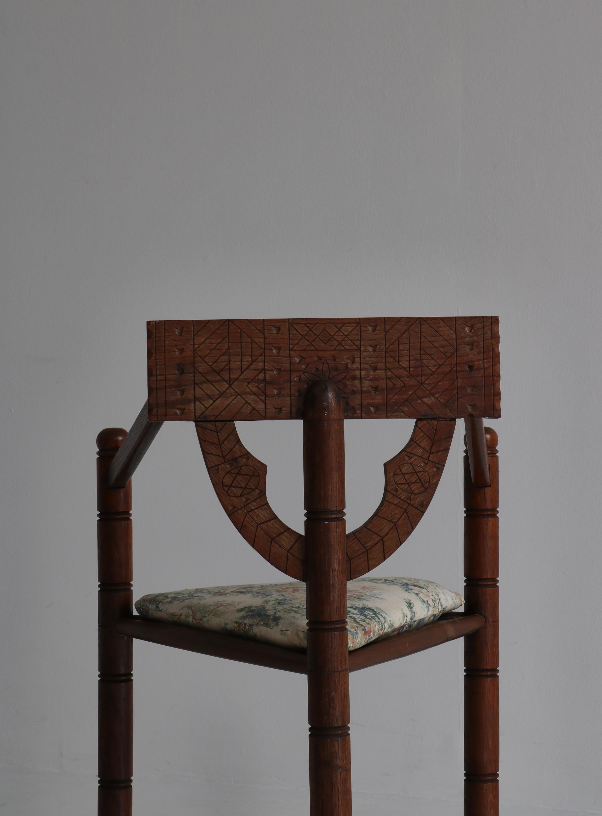 Chaise de moine originale sculptée en chêne massif, époque romantique, Suède en vente 2