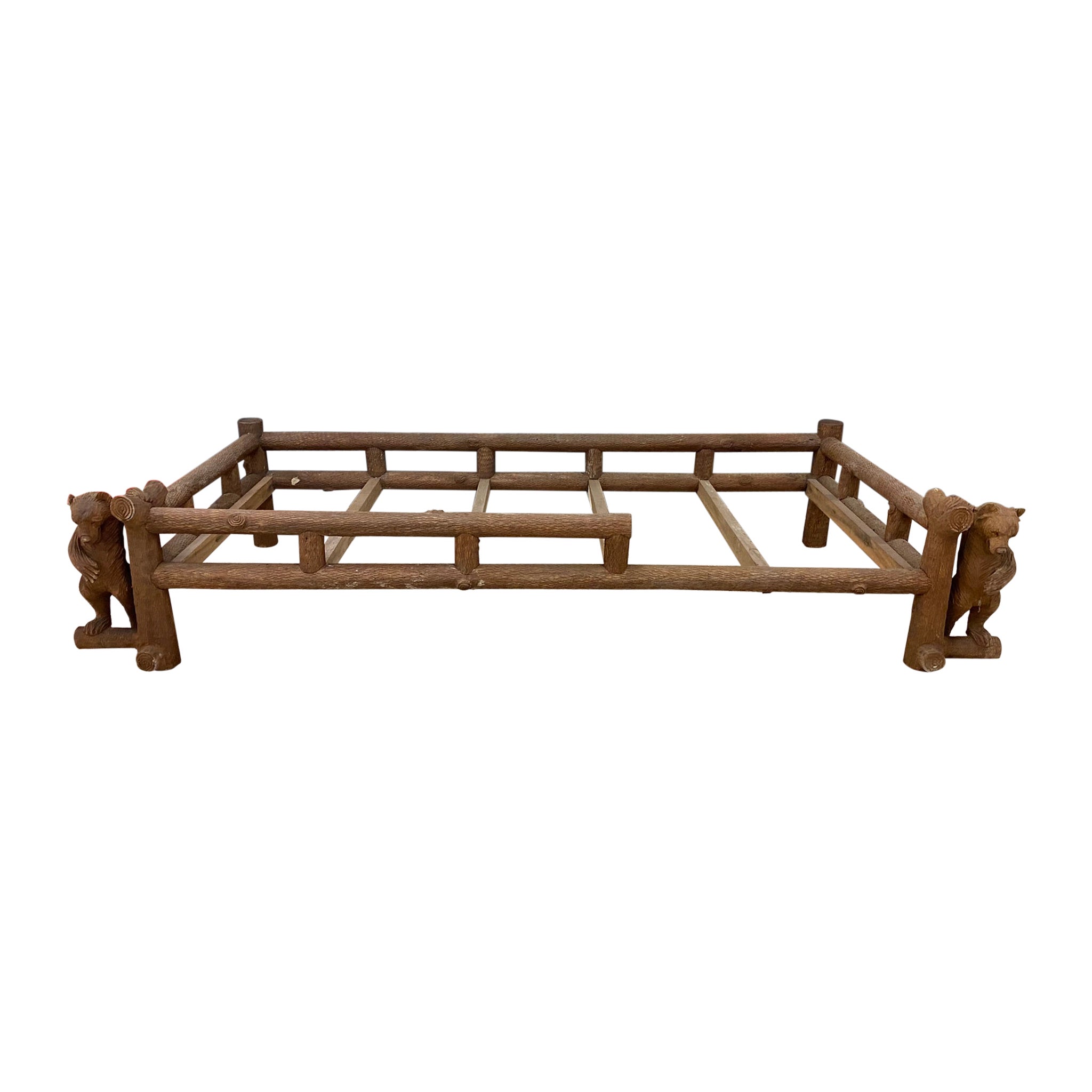 Lit de jour ou lit original en bois Carved Decor avec des ours circa 1980 en vente