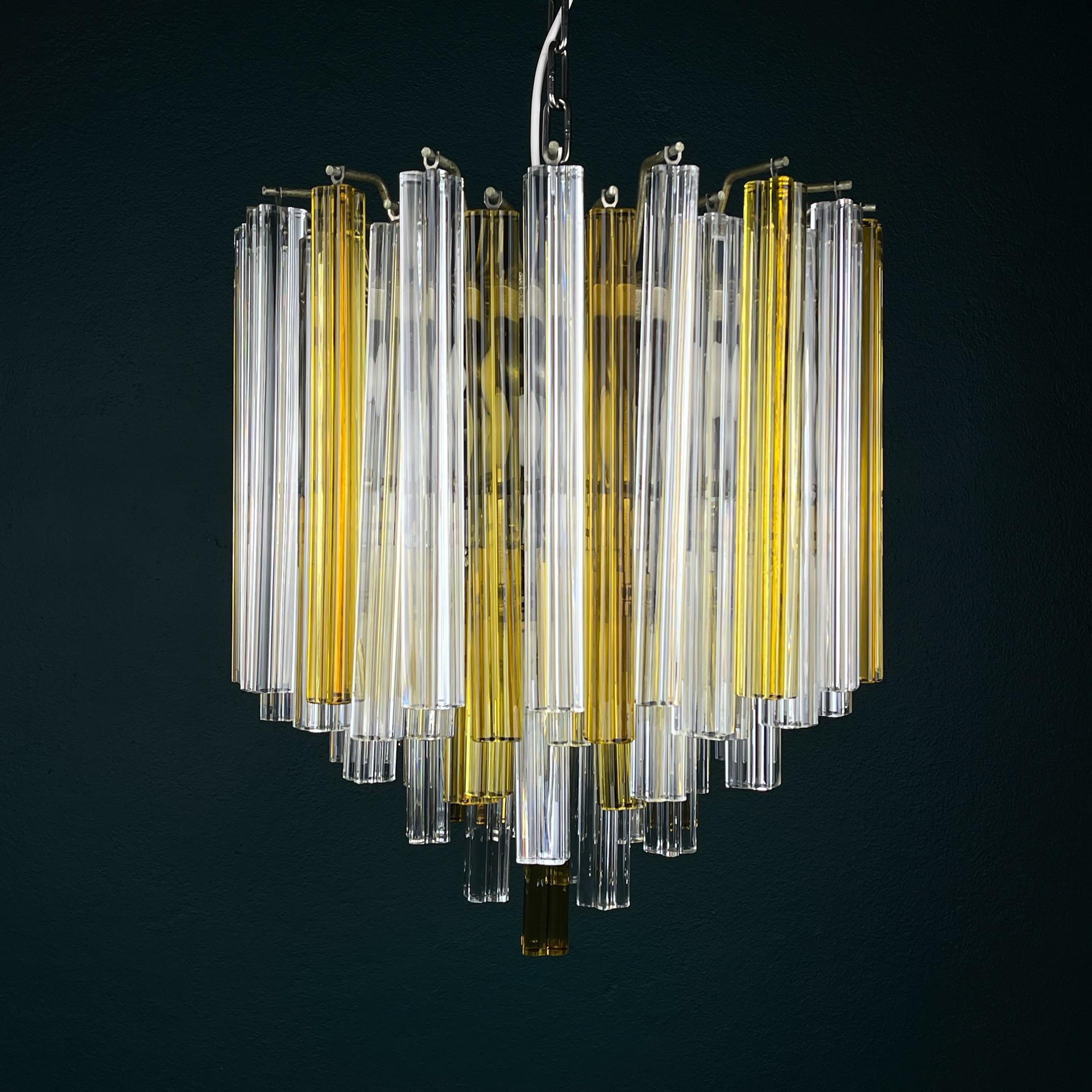 Stupendo lampadario a cascata realizzato con 73 cristalli trasparenti in vetro di Murano di Venini. Realizzato in Italia negli anni '70.
Venini & Co. ha svolto un ruolo di primo piano nella rinascita dell'industria italiana del vetro di alta gamma,
