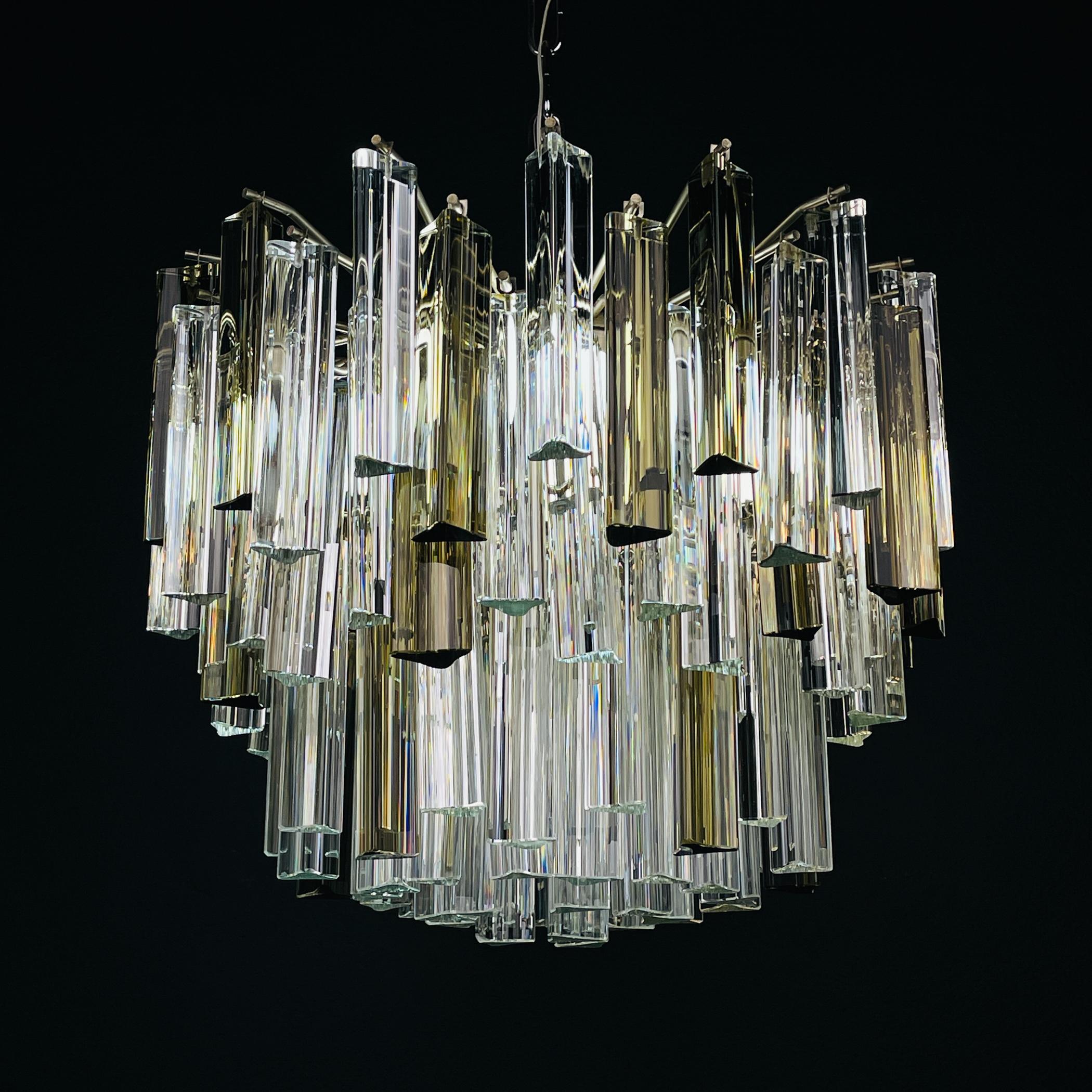 Stunning cascade chandelier made of 107 Murano glass transparent crystals by Venini. Made in Italy in the 1970s.
Venini & Co. played a leading role in the revival of Italy’s high-end glass industry, pairing innovative modernist designers with the