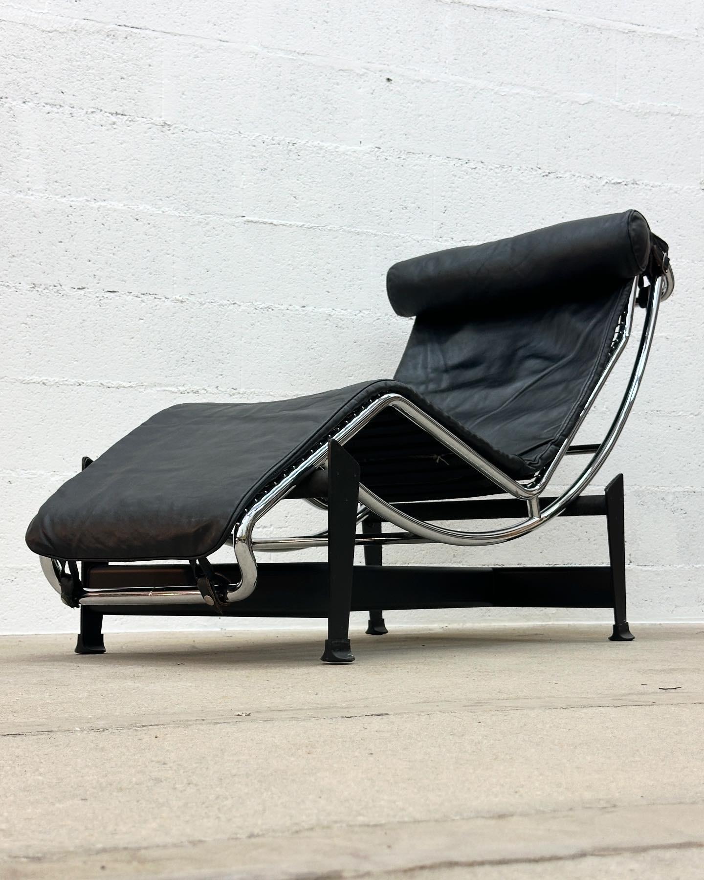 Silla chaise longue LC4 original Cassina de cuero negro de Le Corbusier 1994 en Bueno estado para la venta en Genève, GE