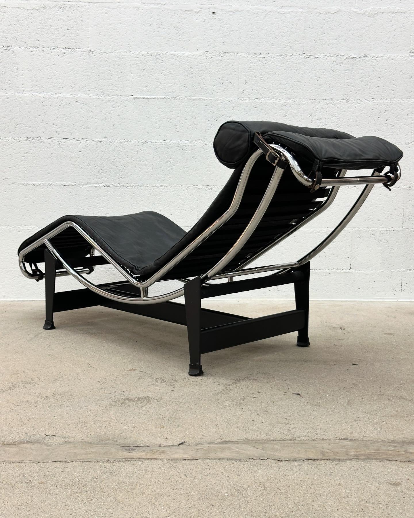 Silla chaise longue LC4 original Cassina de cuero negro de Le Corbusier 1994 finales del siglo XX en venta