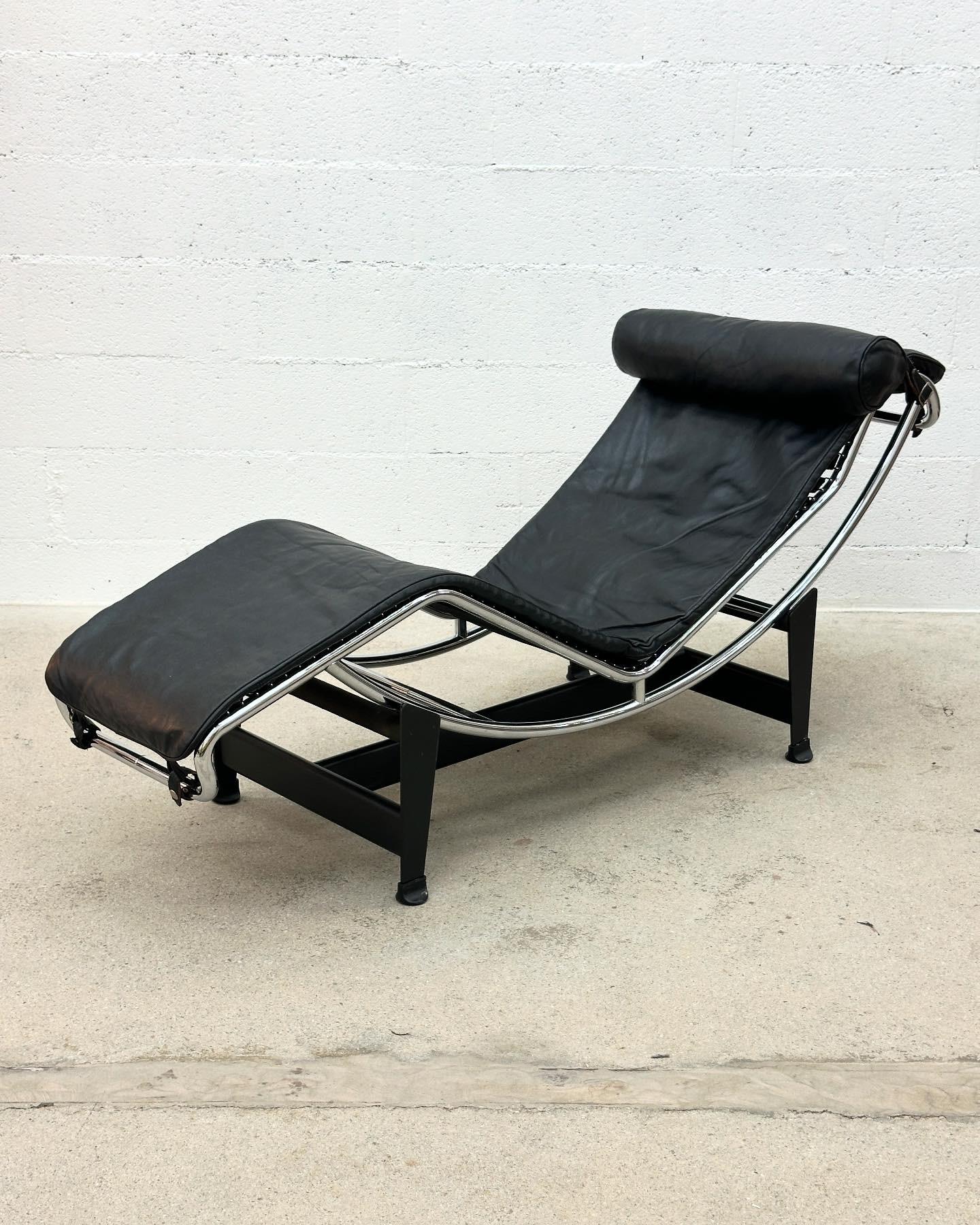 Silla chaise longue LC4 original Cassina de cuero negro de Le Corbusier 1994 Acero en venta
