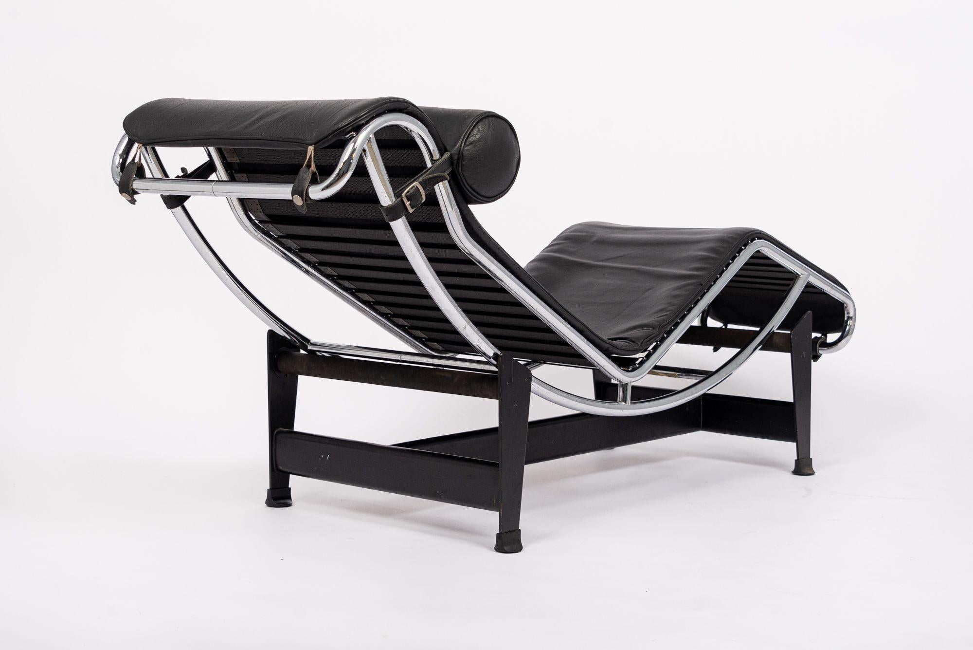 Original Cassina Black Leather LC4 Chaise Lounge Chair by Le Corbusier 2006 In Good Condition For Sale In Detroit, MI