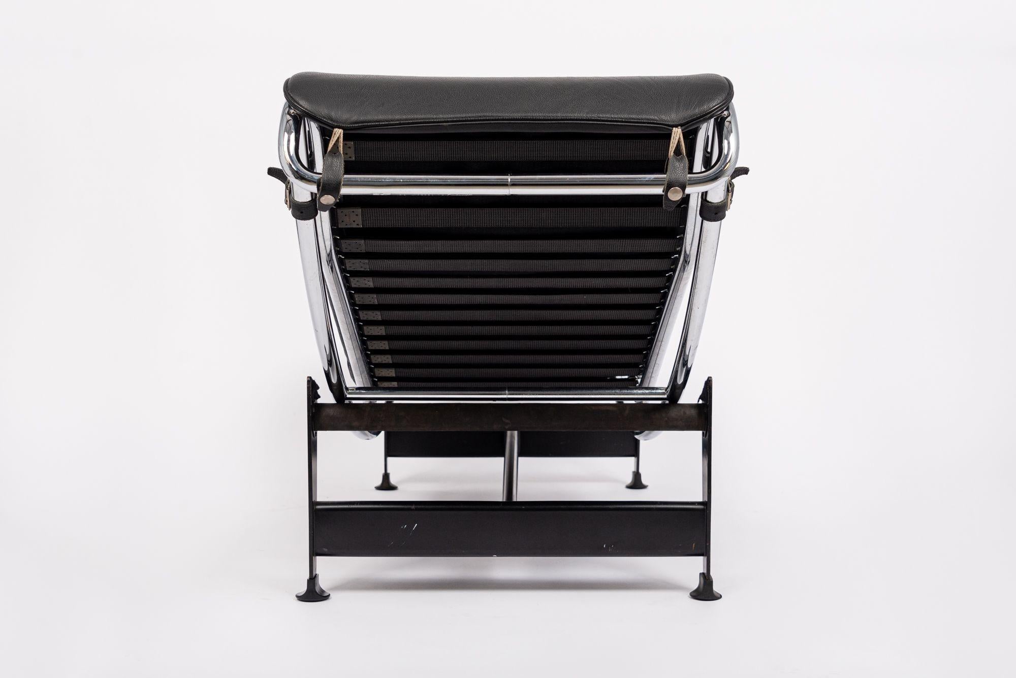 Mid-Century Modern Original Cassina Black Leather LC4 Chaise Lounge Chair by Le Corbusier 2006 en vente