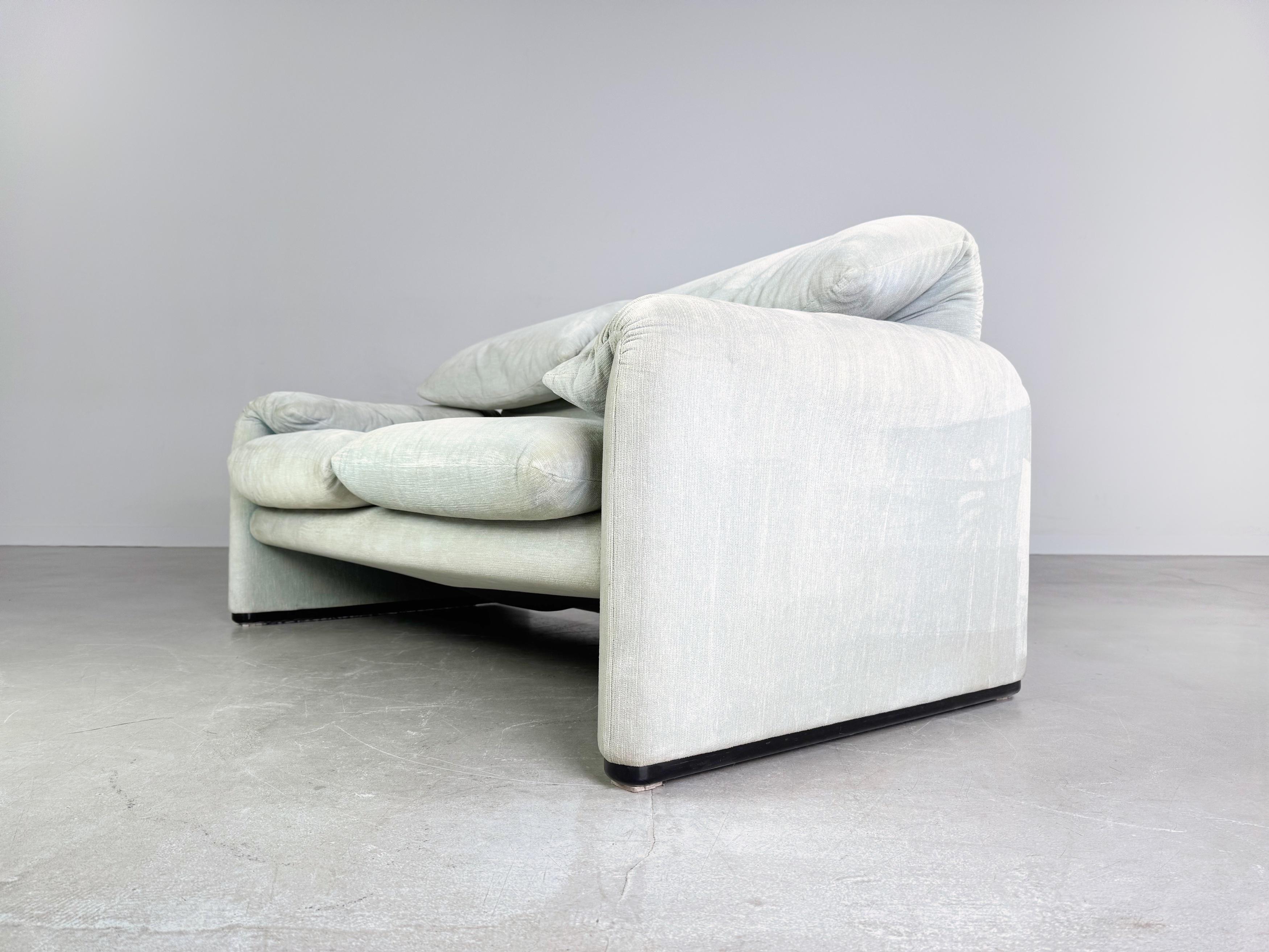 Wir bieten ein seltenes Zweisitzer Cassina Maralunga Sofa aus den 1990er Jahren zum Verkauf an. El diseño es obra de Vico Magistretti y convence por su forma elegante y su comodidad. Vico Magistretti fue un renombrado diseñador italiano conocido por