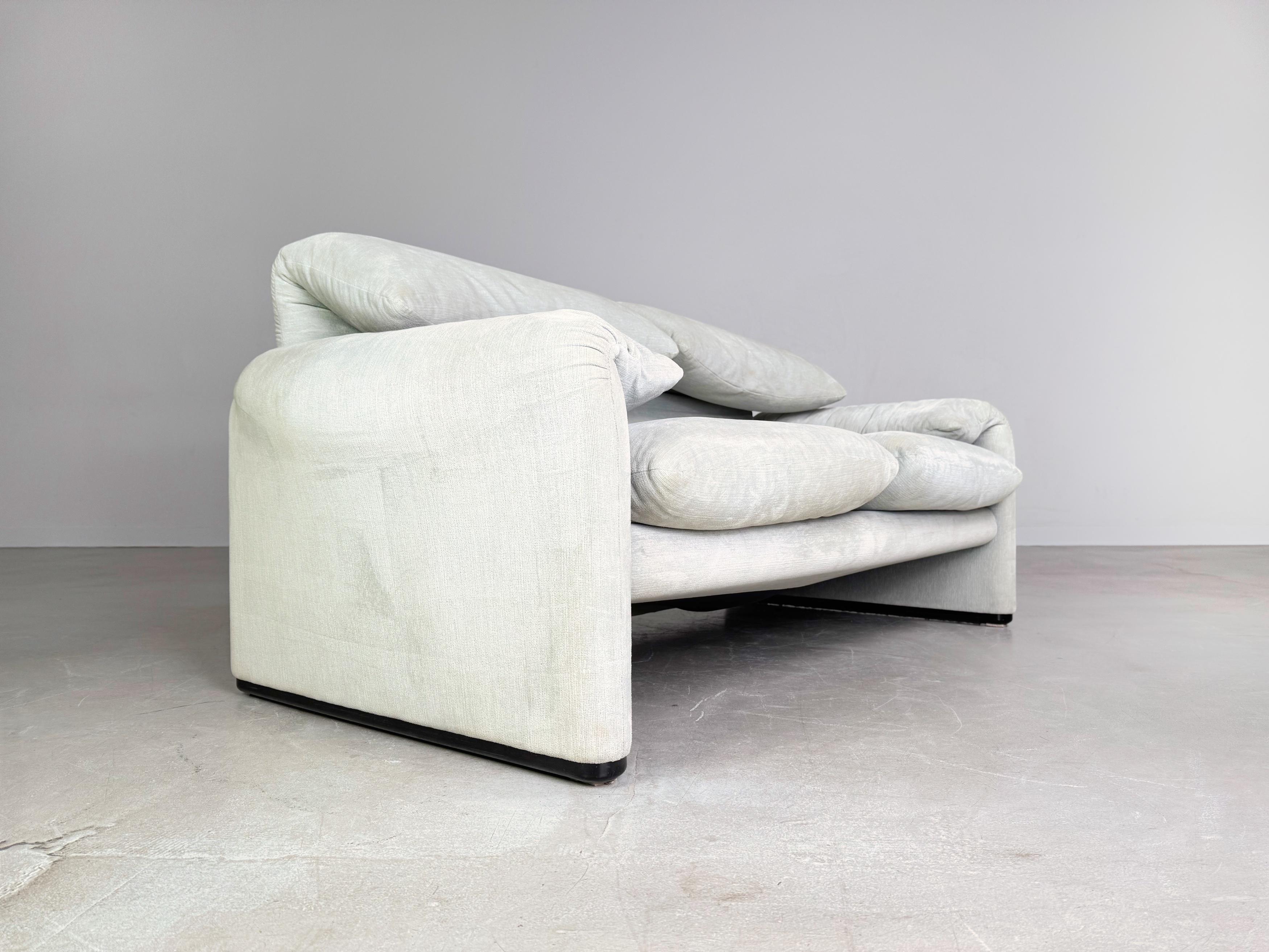 Original Cassina Maralunga Zweisitzer Sofá Sofá Vico Magistretti Tela en venta