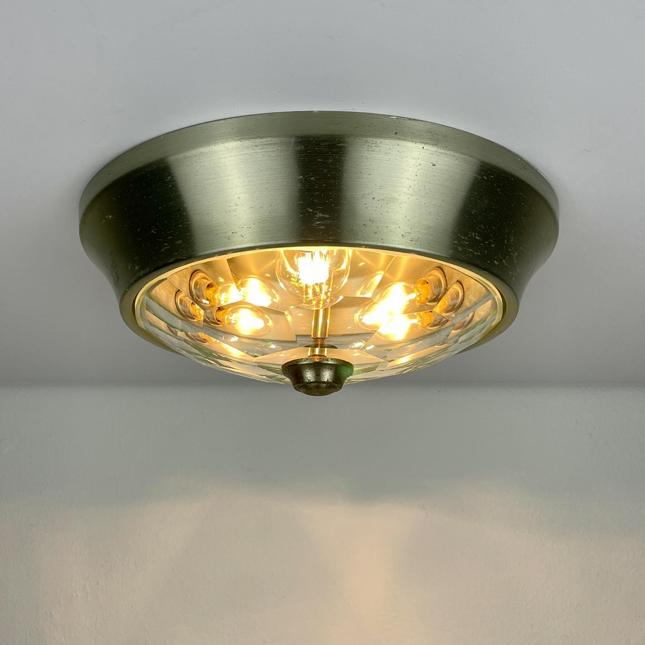 Bellissima lampada da soffitto di design realizzata in Italia. Disegnata da Pia Guidetti Grippa negli anni '60 e prodotta da Lumi Milano negli anni successivi.
Pia Guidetti Crippa ha studiato all'Academy Arts di Brera a Milano e si è laureata nel