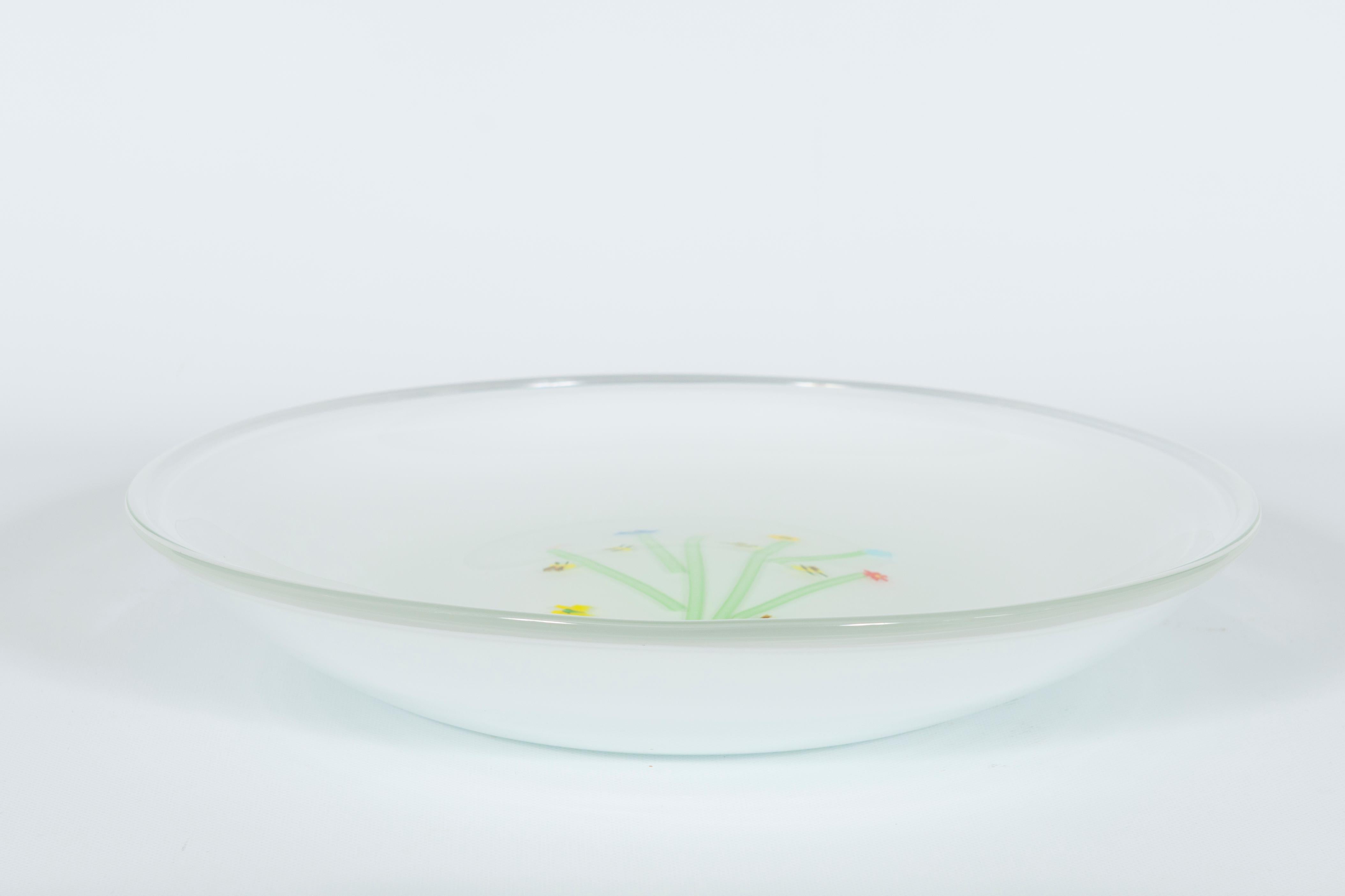 Original Plato Cenedese Blanco Lechoso de Cristal de Murano con Flores Italia Años 90

Fabricado totalmente a mano en los años 90 según las antiguas técnicas del soplado de vidrio en la isla veneciana de Murano, este plato para servir es una