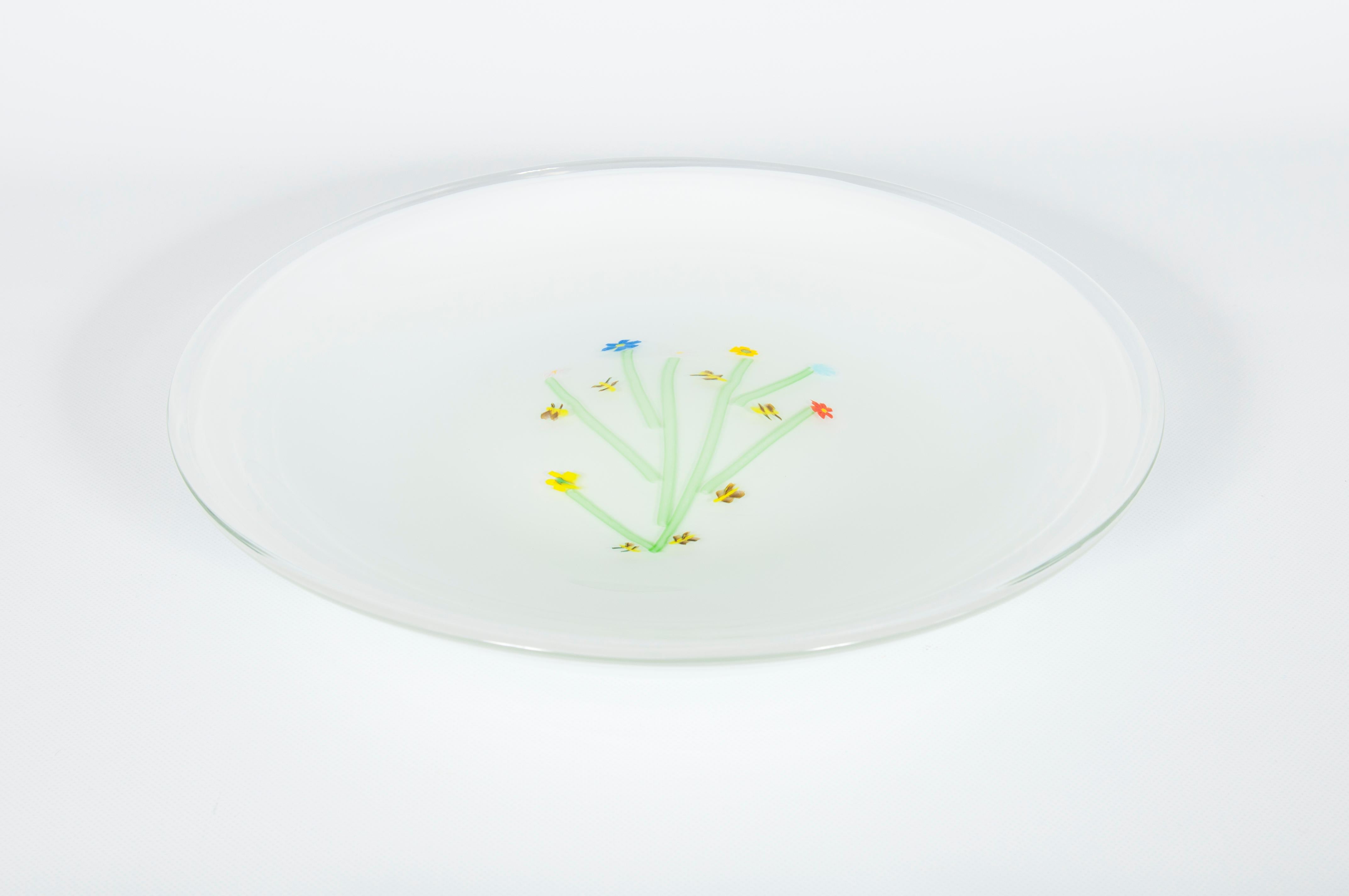Original Plato Cenedese Blanco Lechoso de Cristal de Murano con Flores Italia Años 90 Moderno en venta