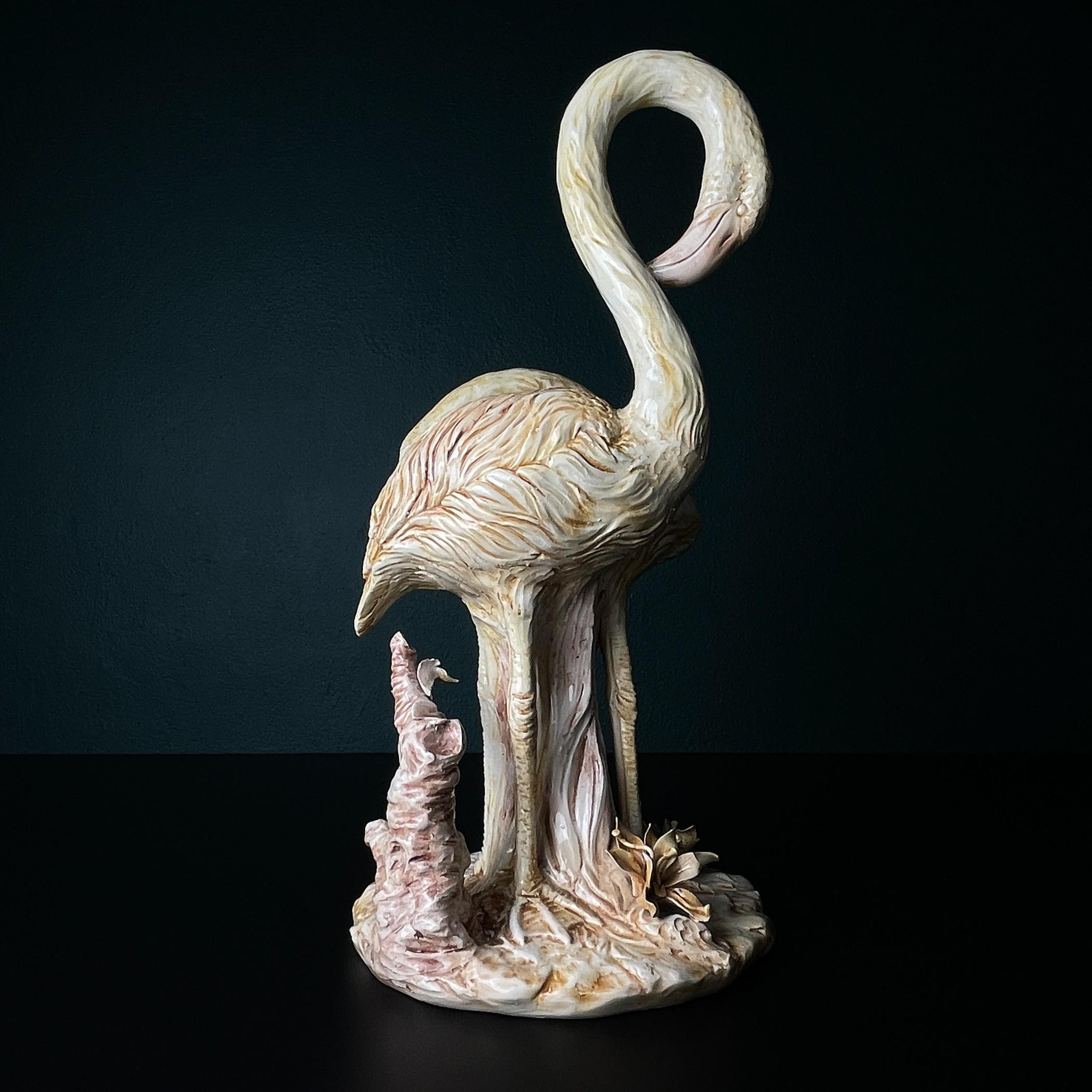 Grande sculpture vintage de flamant rose peinte à la main datant des années 1980, fabriquée à Bassano, en Italie.
La céramique de Bassano (également connue sous le nom de 