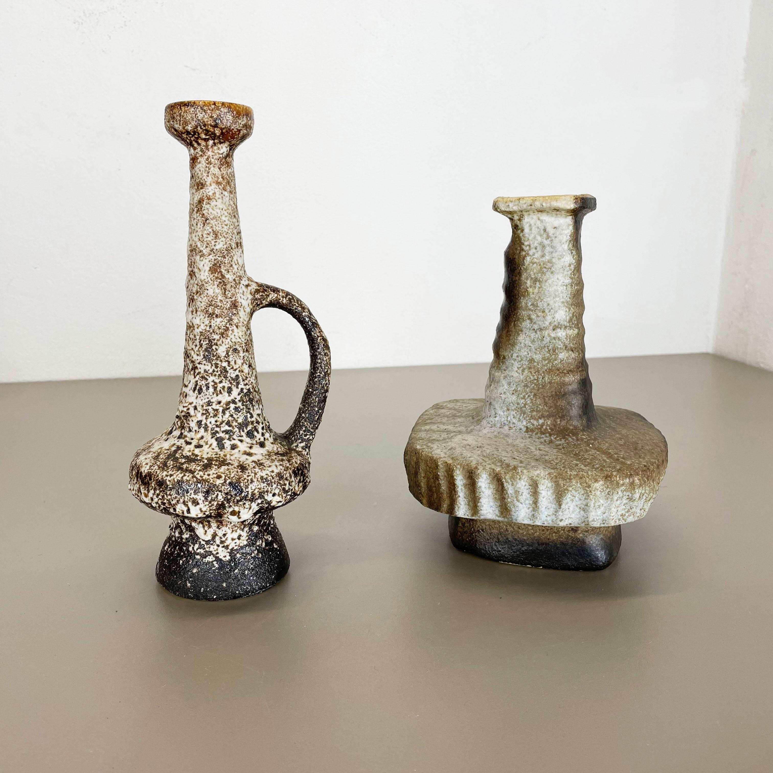 Artikel:

Keramikvasen 2er-Set


Produzent:

VEST Ceramics, Niederlande



Jahrzehnt:

1970s



Satz von 2 originalen Vintage Studio Pottery Vasen wurde in den 1970er Jahren von Vest Ceramics, Niederlande, hergestellt. Es ist aus