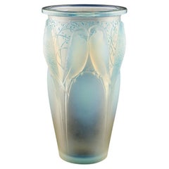 Vase original en verre opalescent bleu électrique "Ceylan" de Rene His, 1924