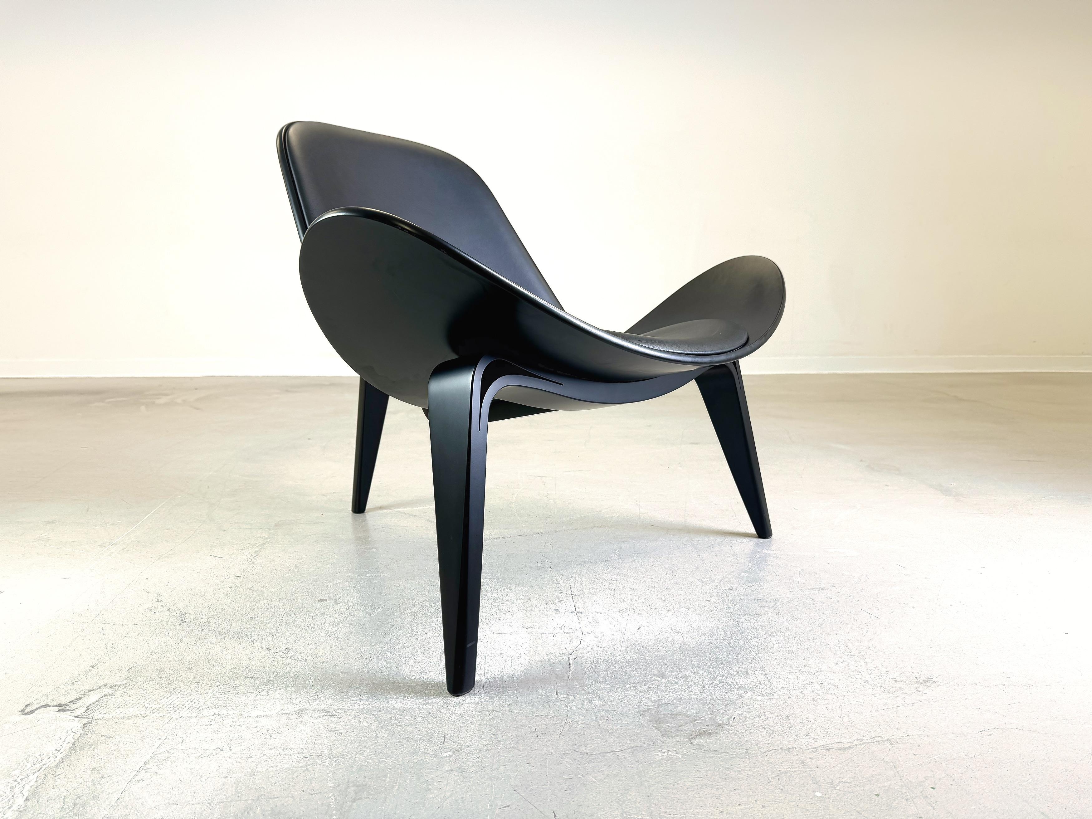 We are offering a beautiful CH07 Shell Chair by Carl Hansen & Son for sale. The design was created by Hans J Wegner and impresses with its organic shape, comfortable seat and timeless elegance. Hans J Wegner is considered one of the most important
