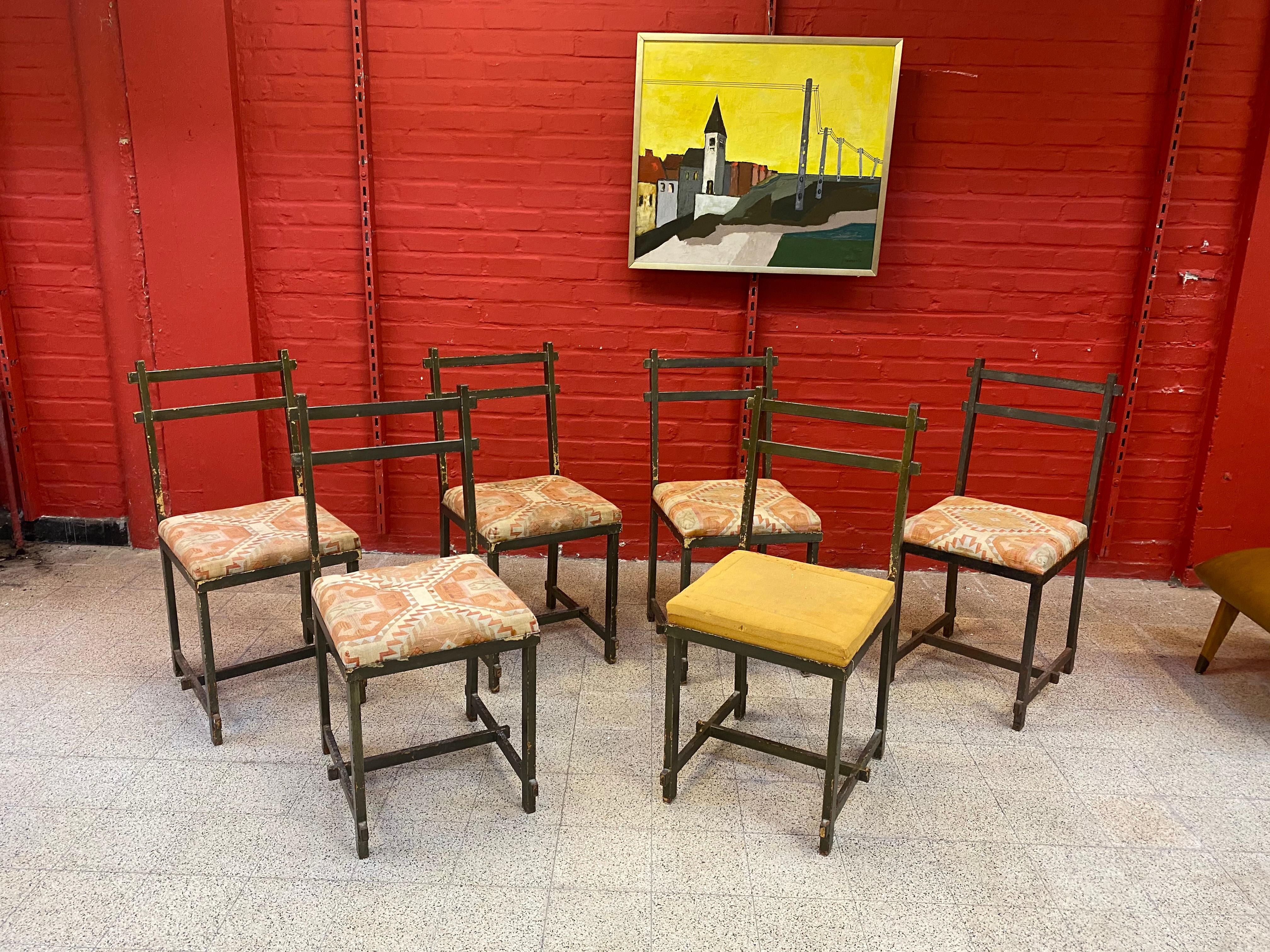 Ensemble original de 6 chaises en métal laqué, dans le style de Jacques Adnet vers 1940/1950.
de nombreuses lacunes et une usure de la laque. 
1 table, un buffet et 2 tabourets sont également disponibles et présentés dans d'autres annonces.