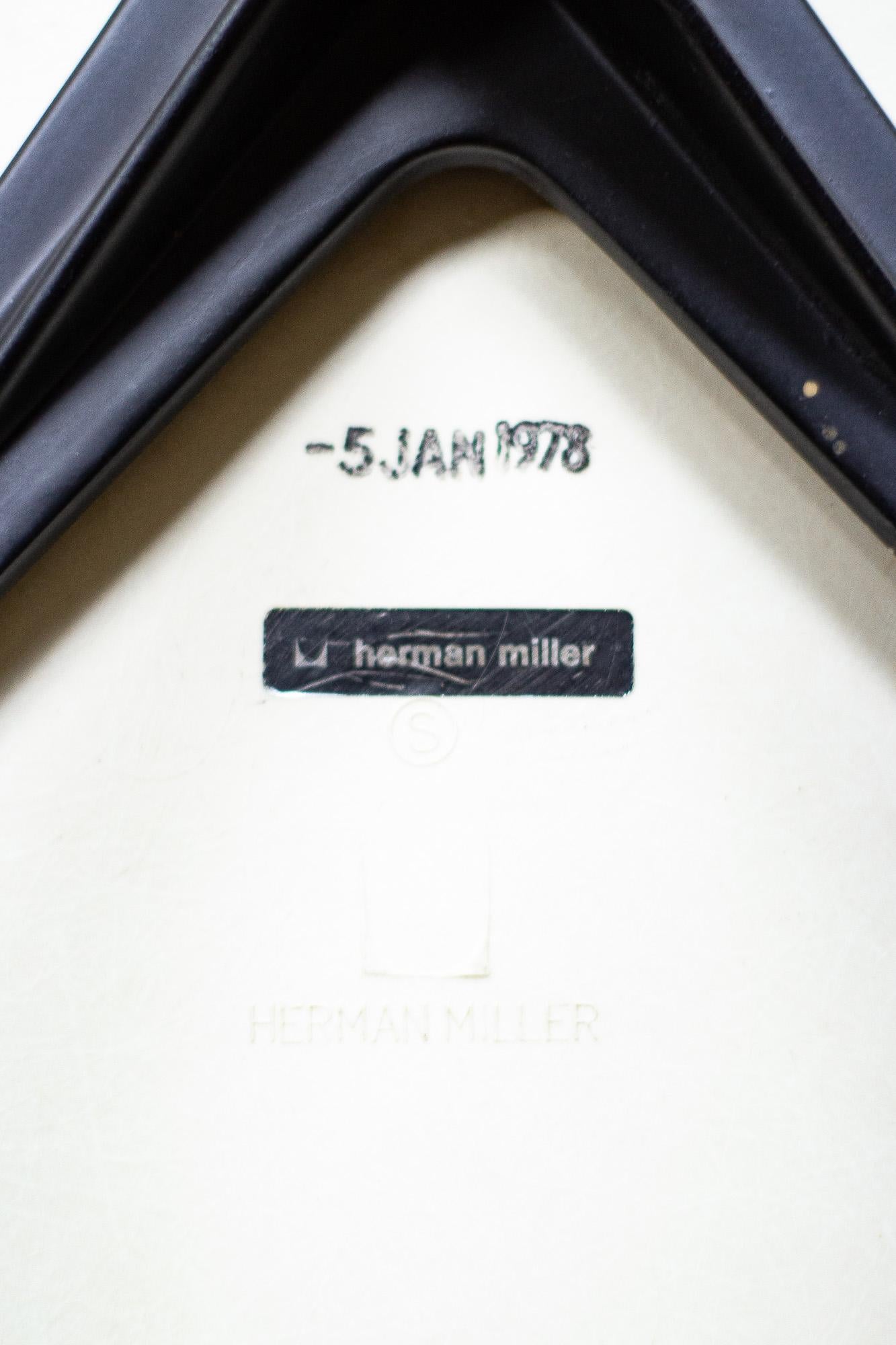 Original Charles and Ray Eames Fibreglass Shell Chair, White 2