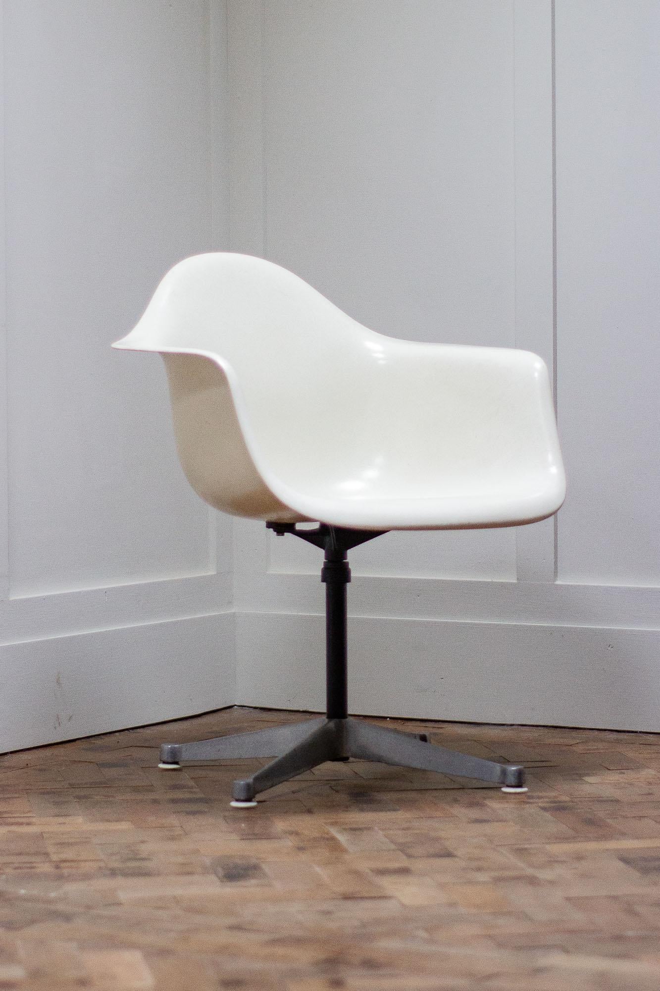 Original Charles and Ray Eames Fibreglass shell chair produced by Herman Miller, dated 1978. 

This chair has a aluminium and steel swivel base. Great condition, all original mounts in goods order.