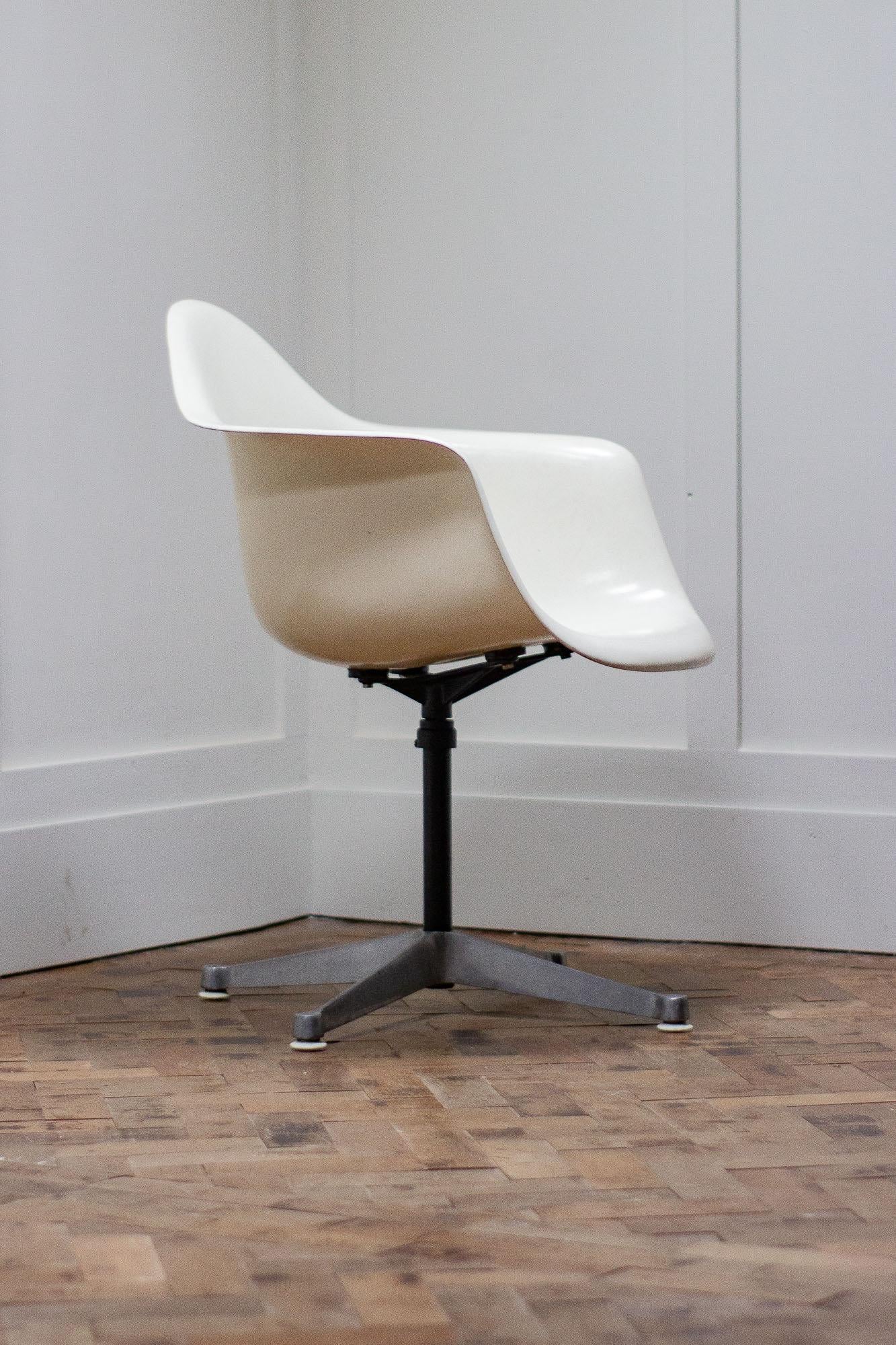 Mid-Century Modern Original Charles and Ray Eames Fibreglass Shell Chair, White