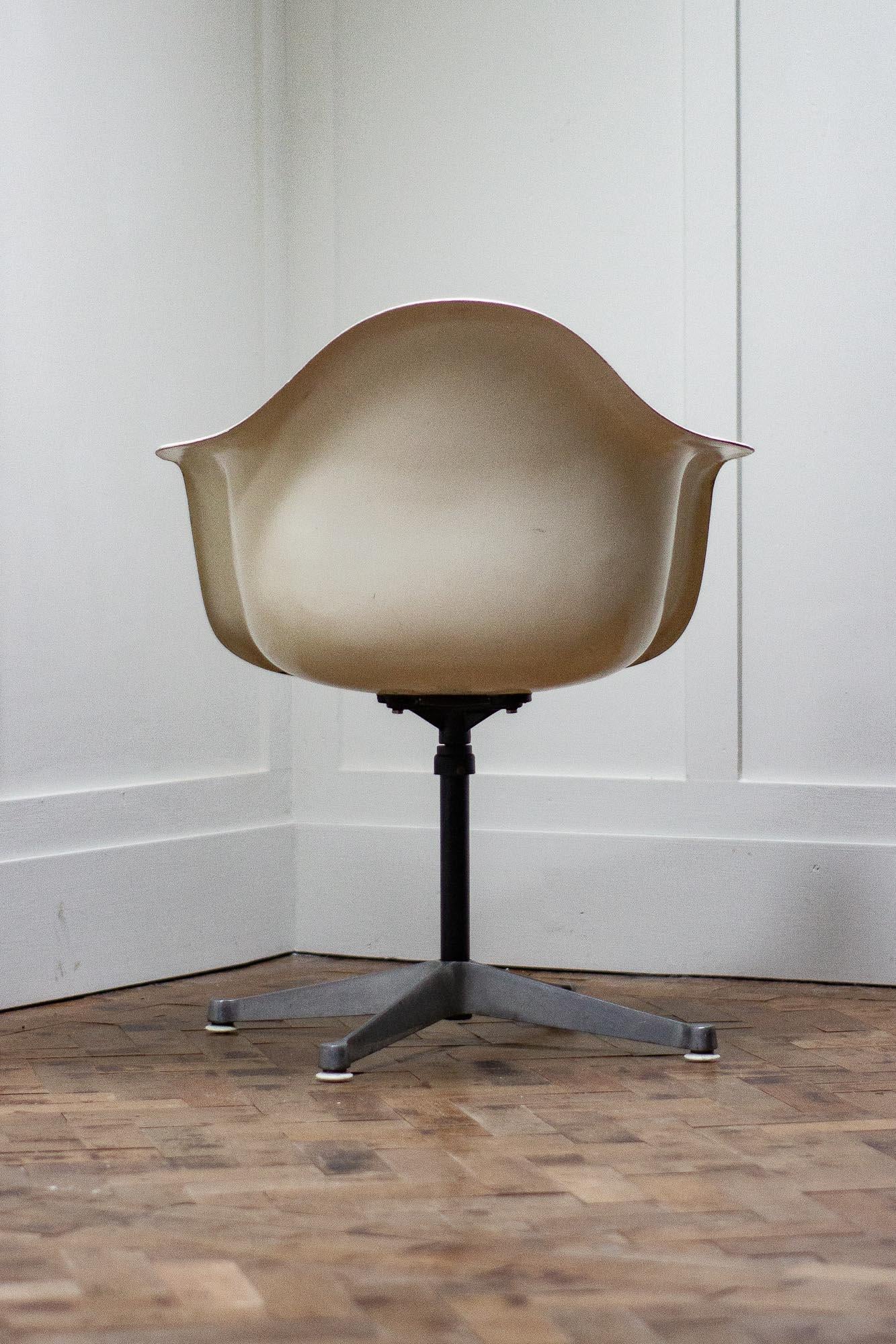American Original Charles and Ray Eames Fibreglass Shell Chair, White