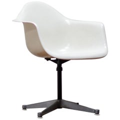 Original Charles and Ray Eames Fibreglass Shell Chair, White