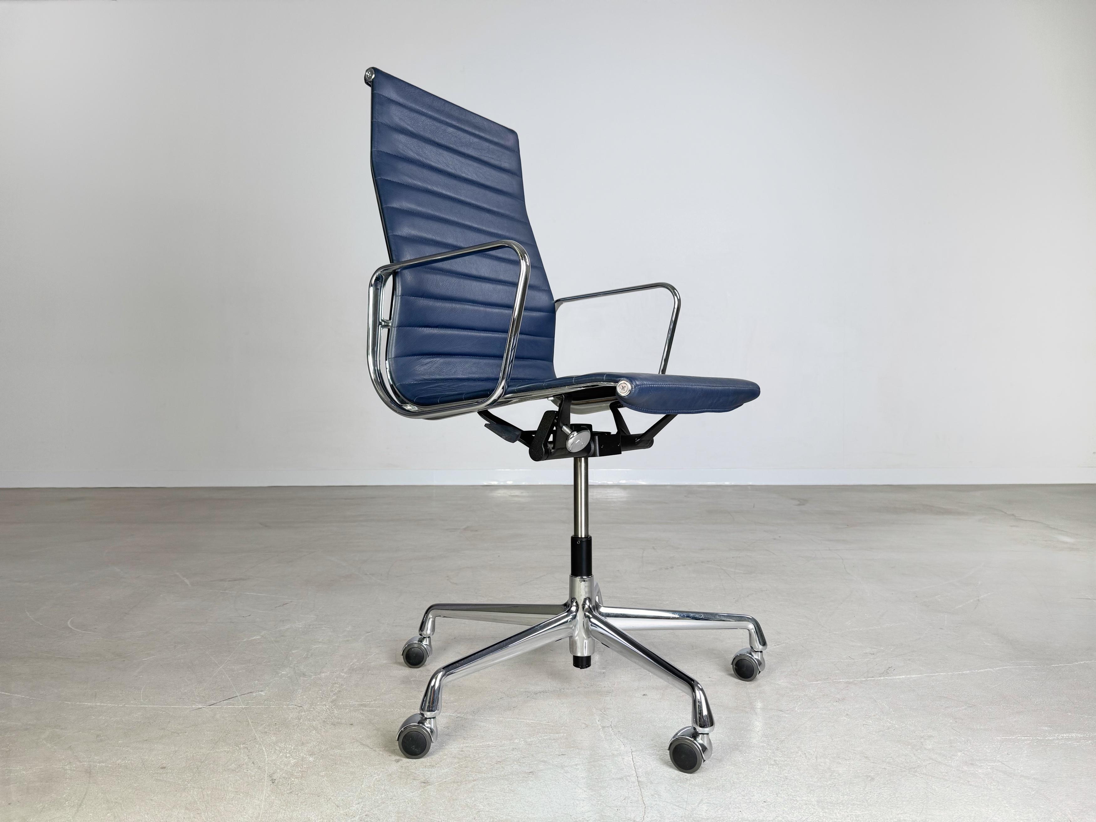 Wir bieten einen sehr gut erhaltenen Vitra EA 119 Bürostuhl mit Rollen aus dem Jahr 2014 zum Verkauf an. Der Stuhl, der als wahrer Design-Klassiker gilt, wurde von Charles Eames entworfen und von Vitra hergestellt. Der Stuhl ist mit dunkelblauem
