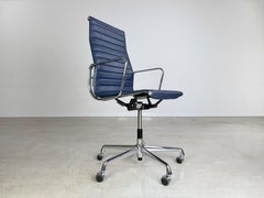 Original Charles Eames Bürostuhl Vitra EA119 Leder blau Rollen