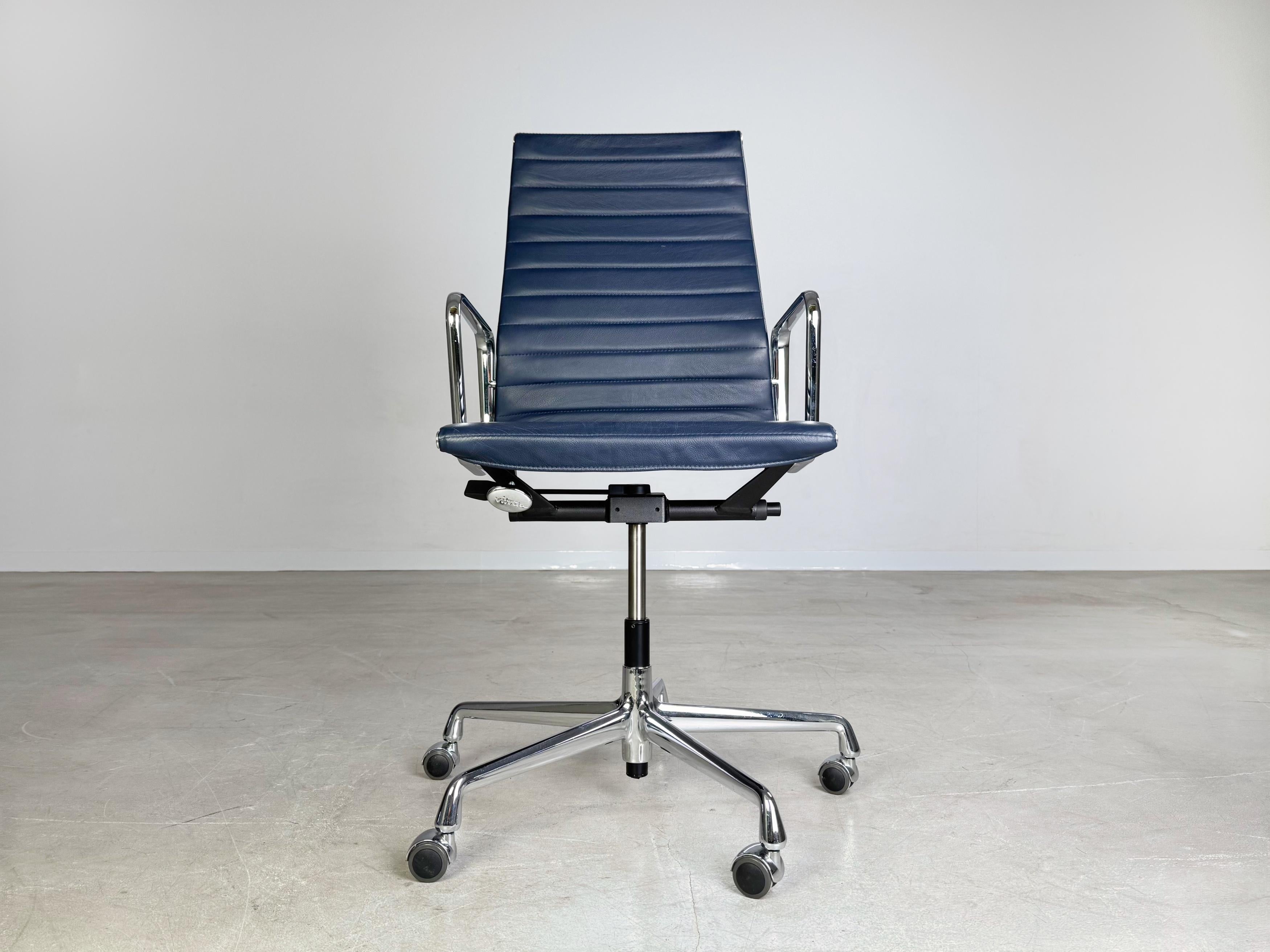 Original Charles Eames Bürostuhl Vitra EA119 Leder blau Rollen (Postmoderne) im Angebot