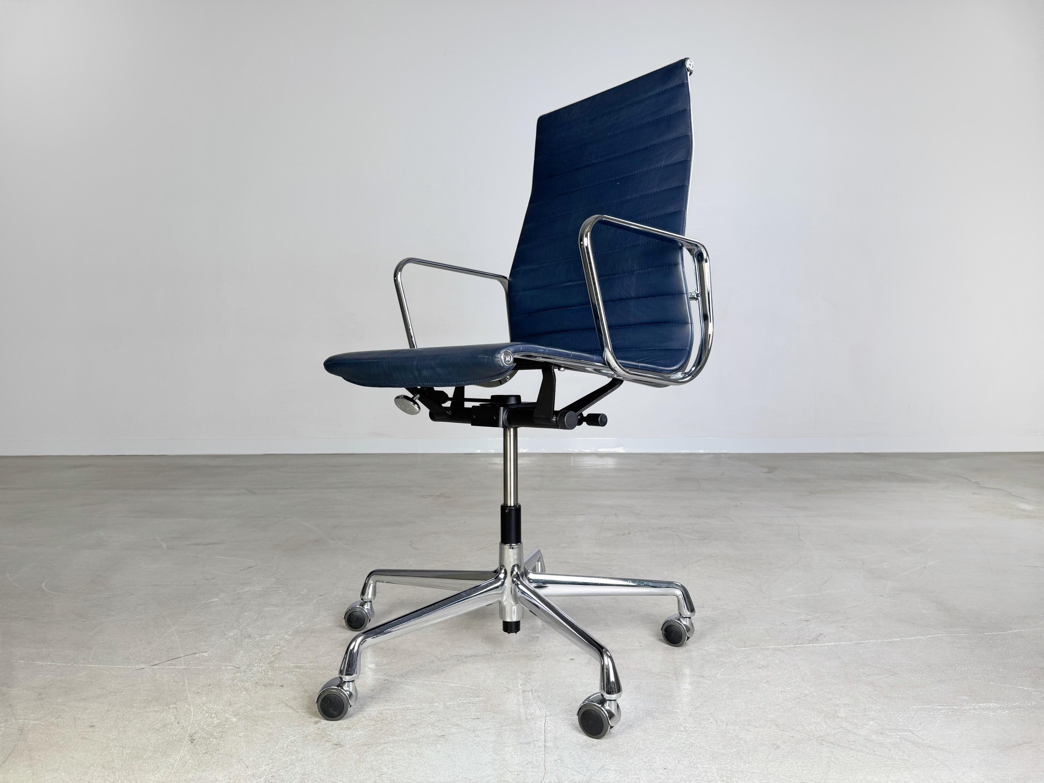 Original Charles Eames Bürostuhl Vitra EA119 Leder blau Rollen (Deutsch) im Angebot