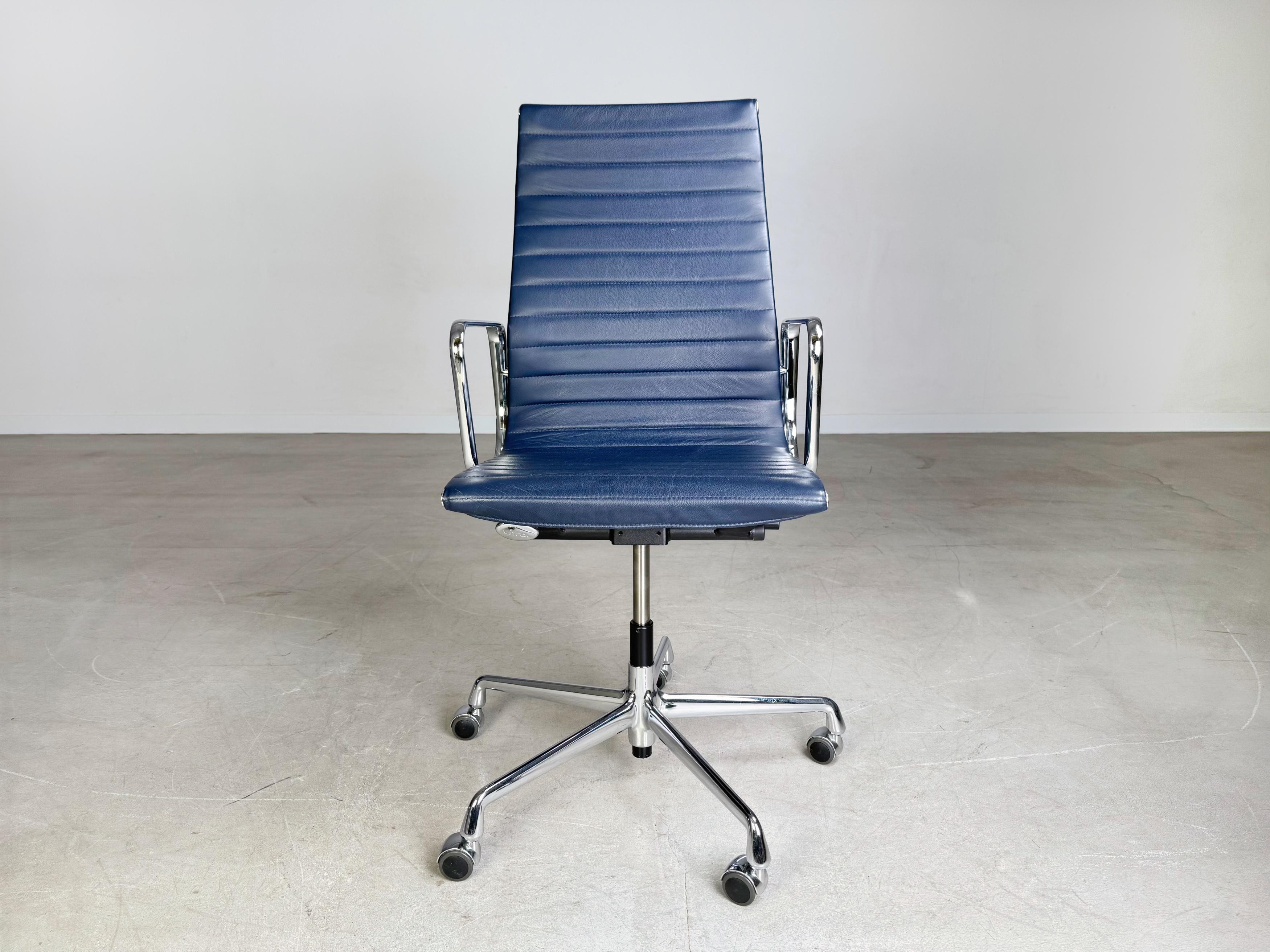 Original Charles Eames Bürostuhl Vitra EA119 Leder blau Rollen im Zustand „Gut“ im Angebot in Berlin, DE