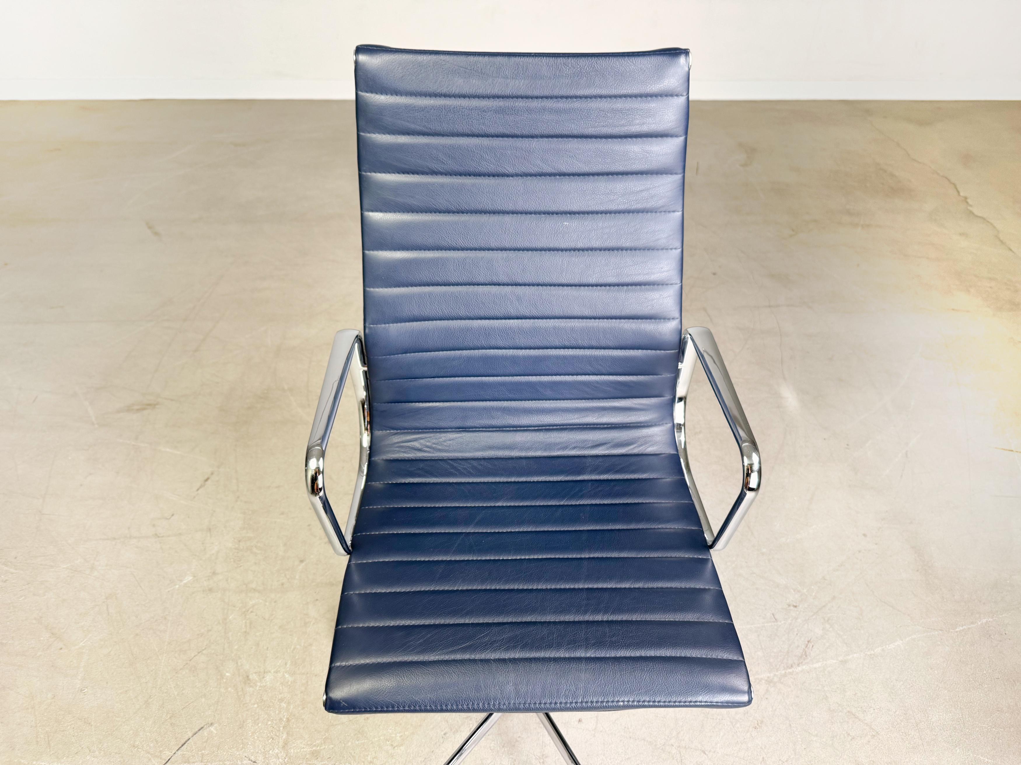 Original Charles Eames Bürostuhl Vitra EA119 Leder blau Rollen (21. Jahrhundert und zeitgenössisch) im Angebot