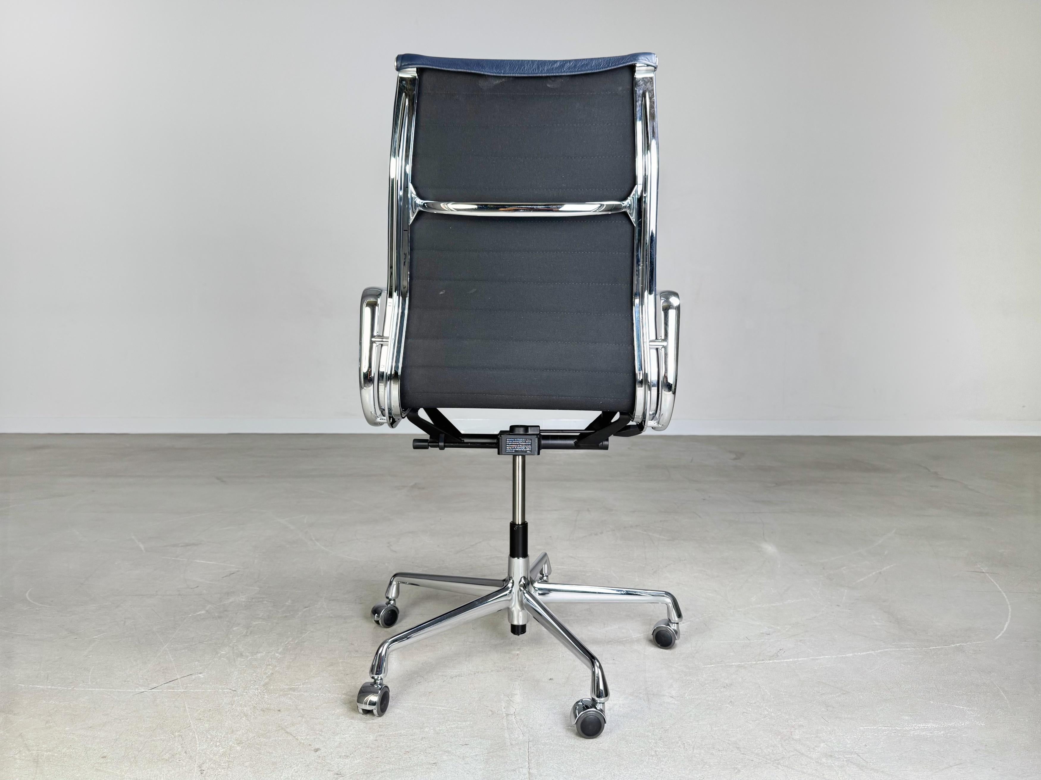 Original Charles Eames Bürostuhl Vitra EA119 Leder blau Rollen (Stahl) im Angebot