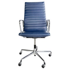 Original Charles Eames Bürostuhl Vitra EA119 Leder blau Rollen