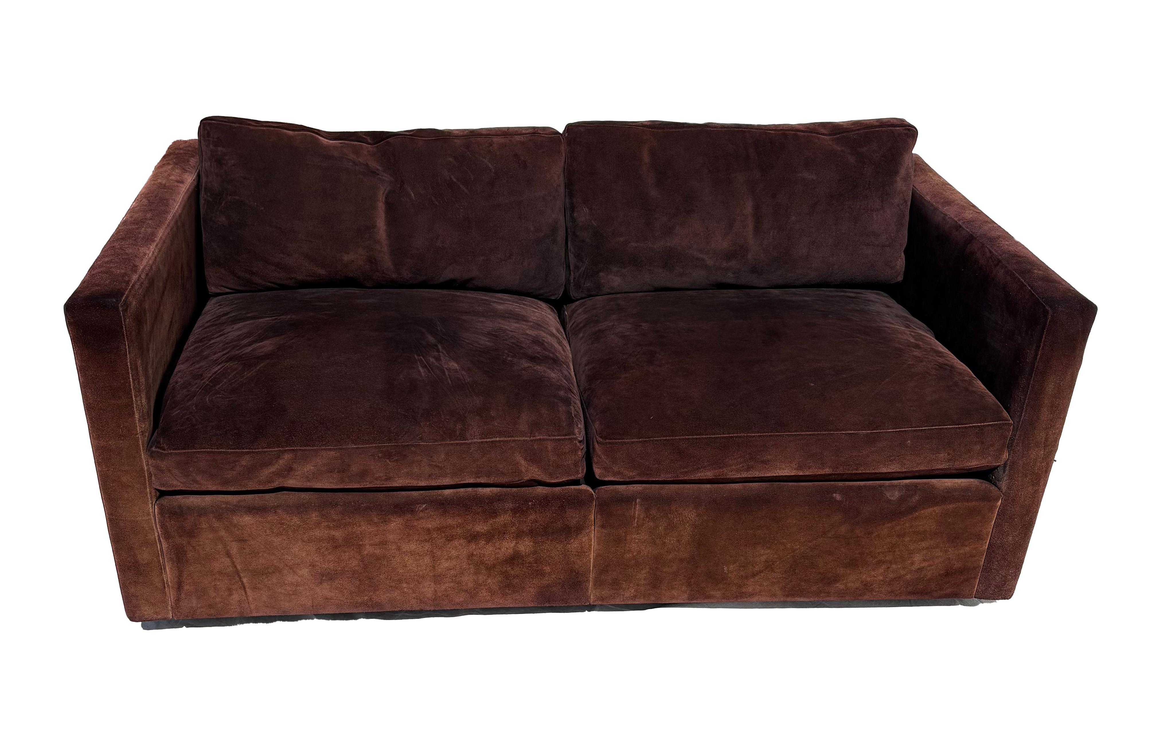 Un loveseat/sillón de ante original de Charles Pfister para Knoll en estado intacto.  Probablemente era negro cuando se fabricó por primera vez, y se ha desteñido con el sol hasta adquirir un agradable color marrón chocolate.  Los cojines del