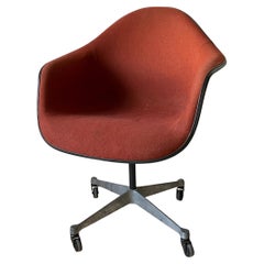 Original Charles and Ray Eames Herman Miller Upholstered Fiberglass Arm Chair (chaise à bras en fibre de verre tapissée)