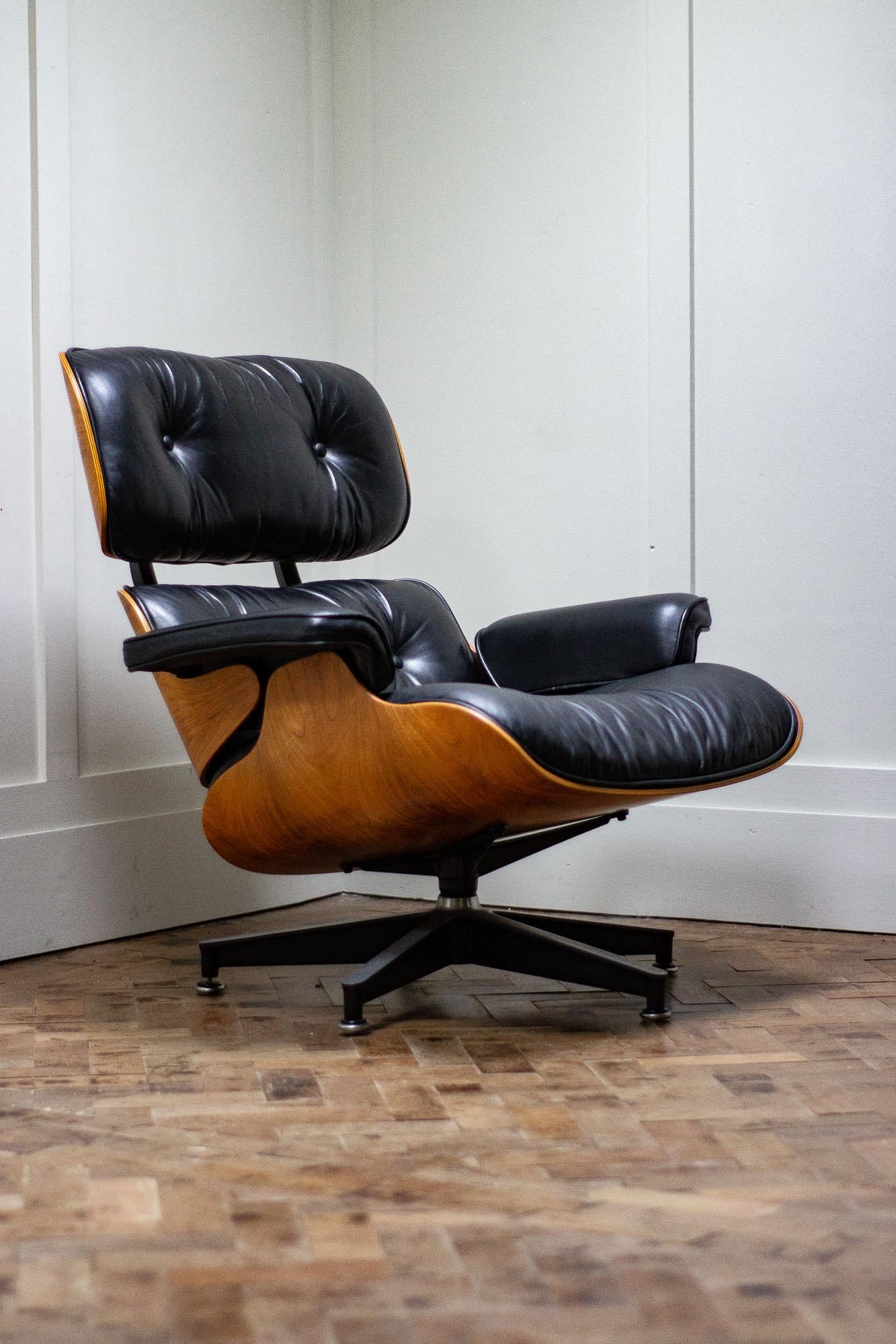 Original Charles & Ray Eames lounge chair produced by Herman Miller, model 670.

Coming in black leather with Palisander ply veneer. 

Great Condition and all the glides and pieces are present.