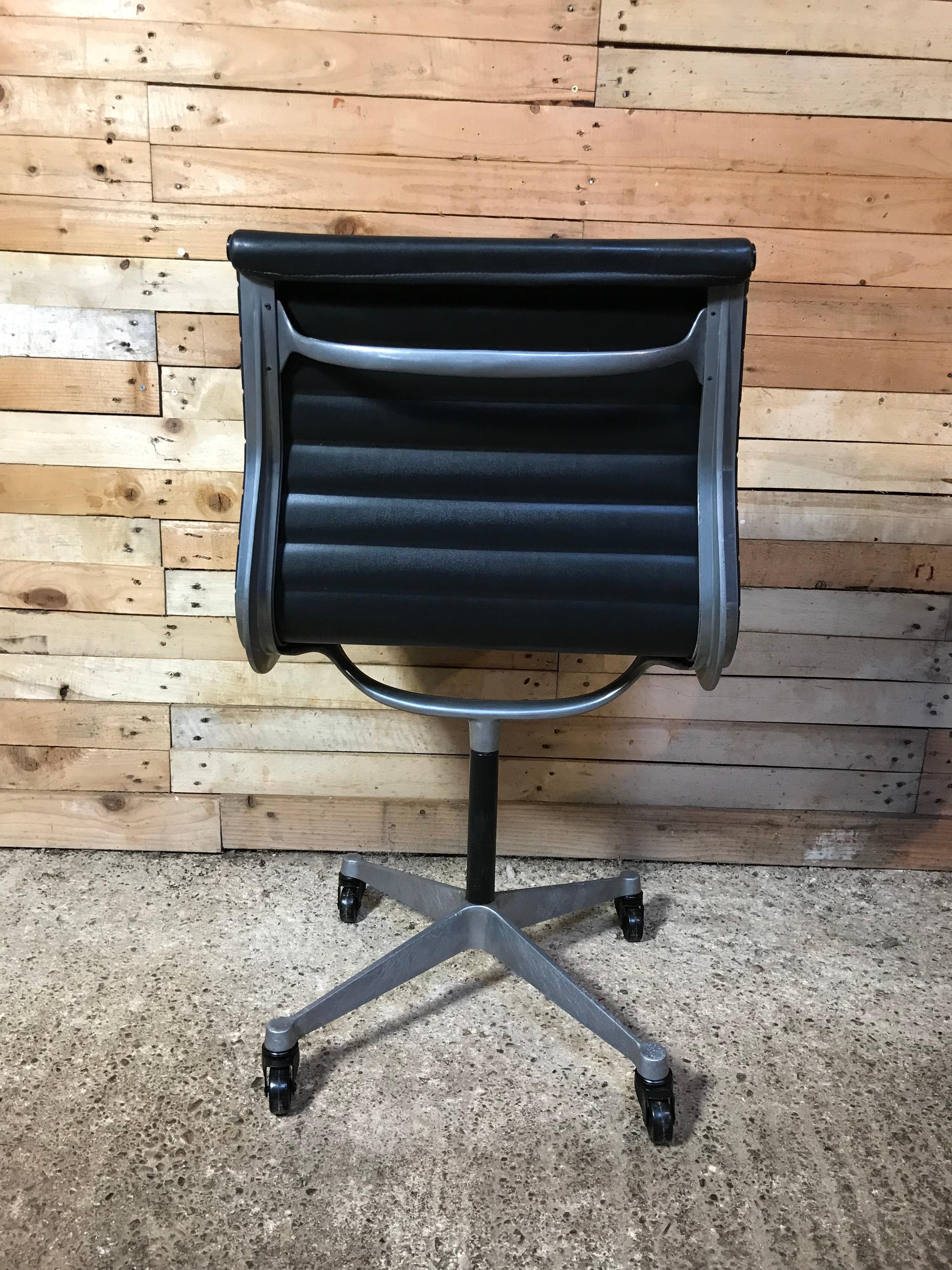 Original 1958 - Charles & Ray Eames / Miller Drehstuhl auf Rädern Modell EA 105 (20. Jahrhundert) im Angebot
