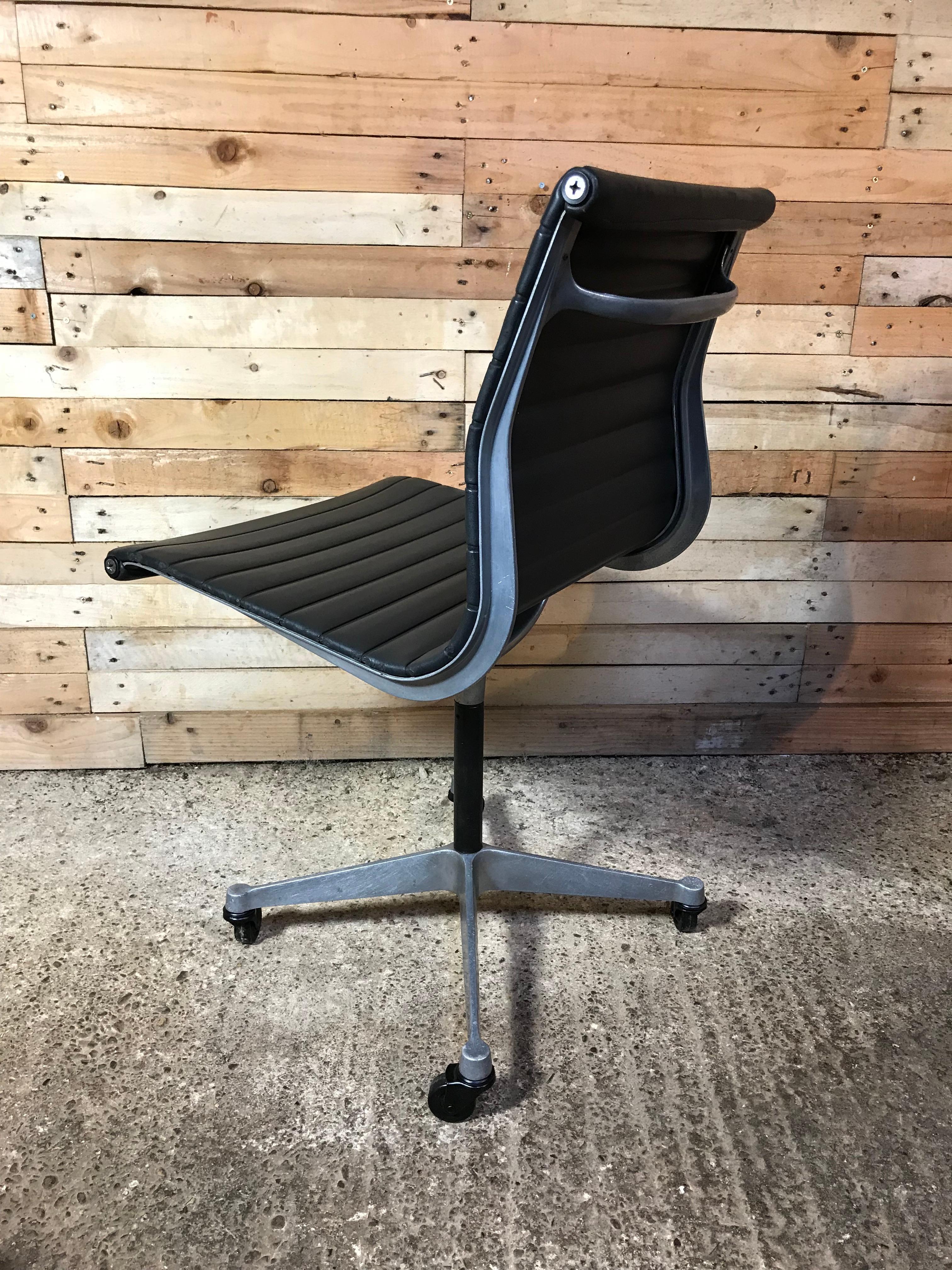 Metal Original Charles & Ray Eames / Miller Swivel Chair on Wheels Model EA 105, 1958 For Sale