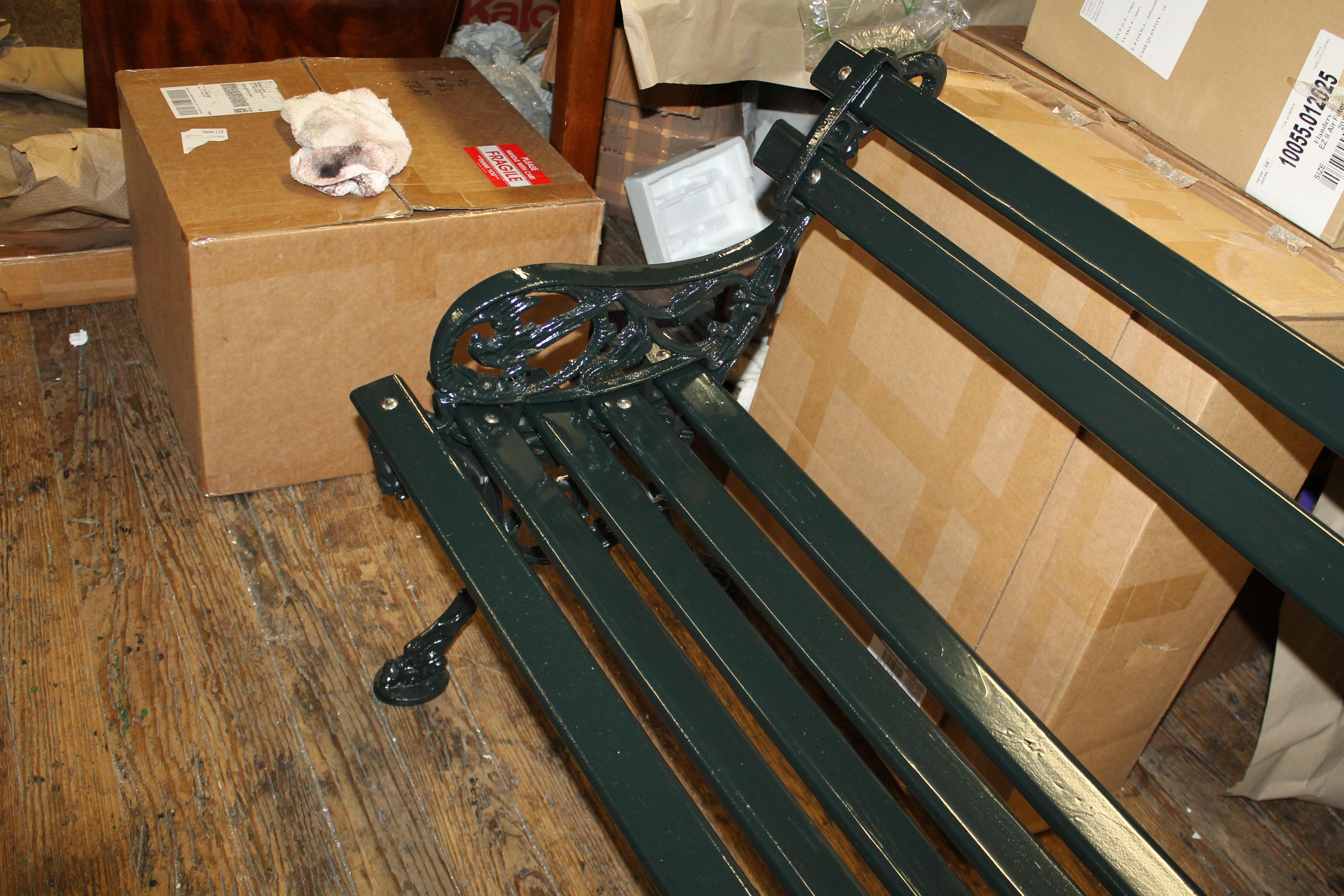 Original Charleston Battery Bench aus Gusseisen und lackierter Zypresse, 6 Fuß Doppelgröße im Angebot 2