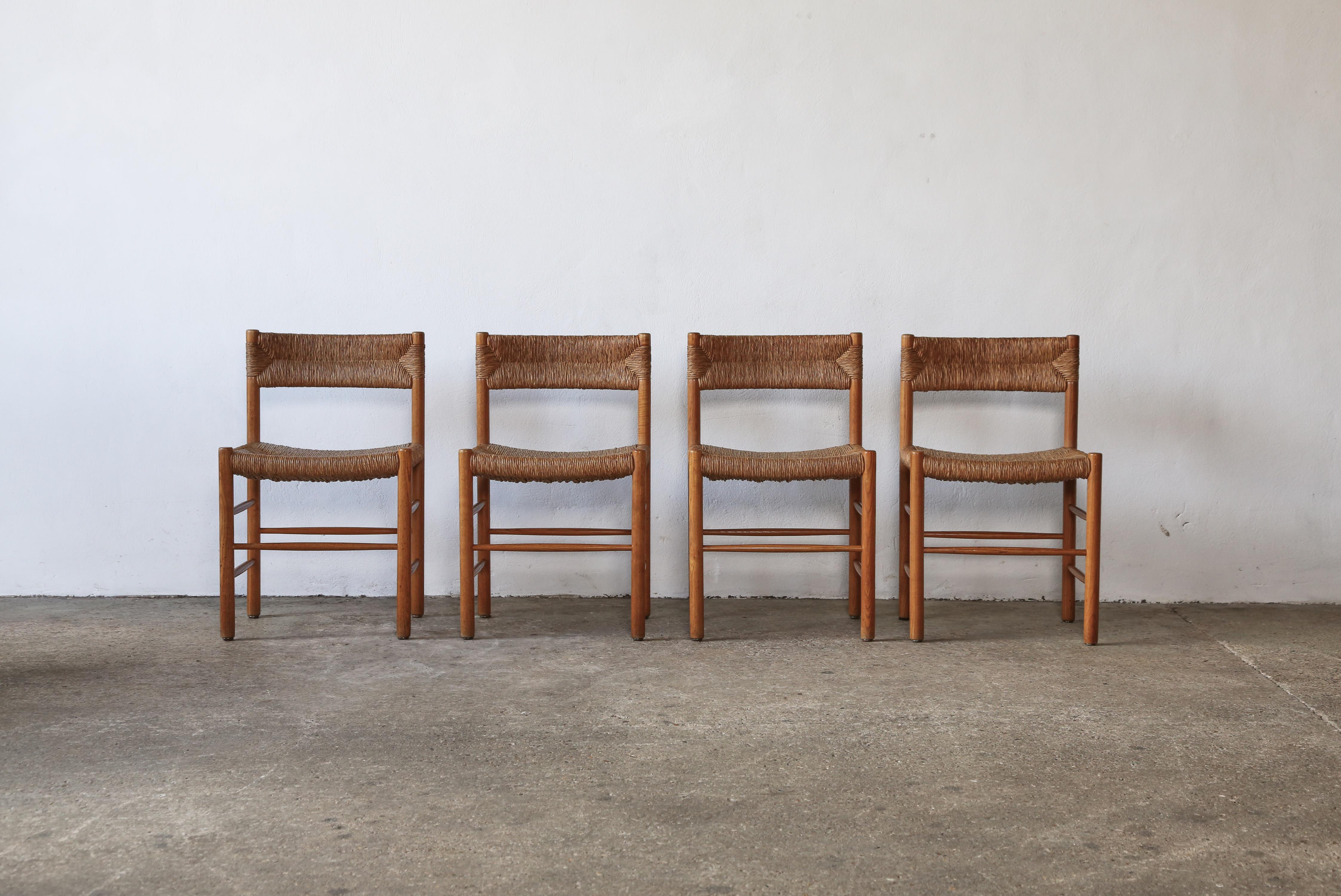 Ensemble de quatre chaises originales Charlotte Perriand / Robert Sentou Dordogne, France, années 1960. Sièges et dossiers en jonc d'origine en très bon état.  Rarement trouvé en aussi bon état d'origine en lot de 4. Livraison rapide dans le monde